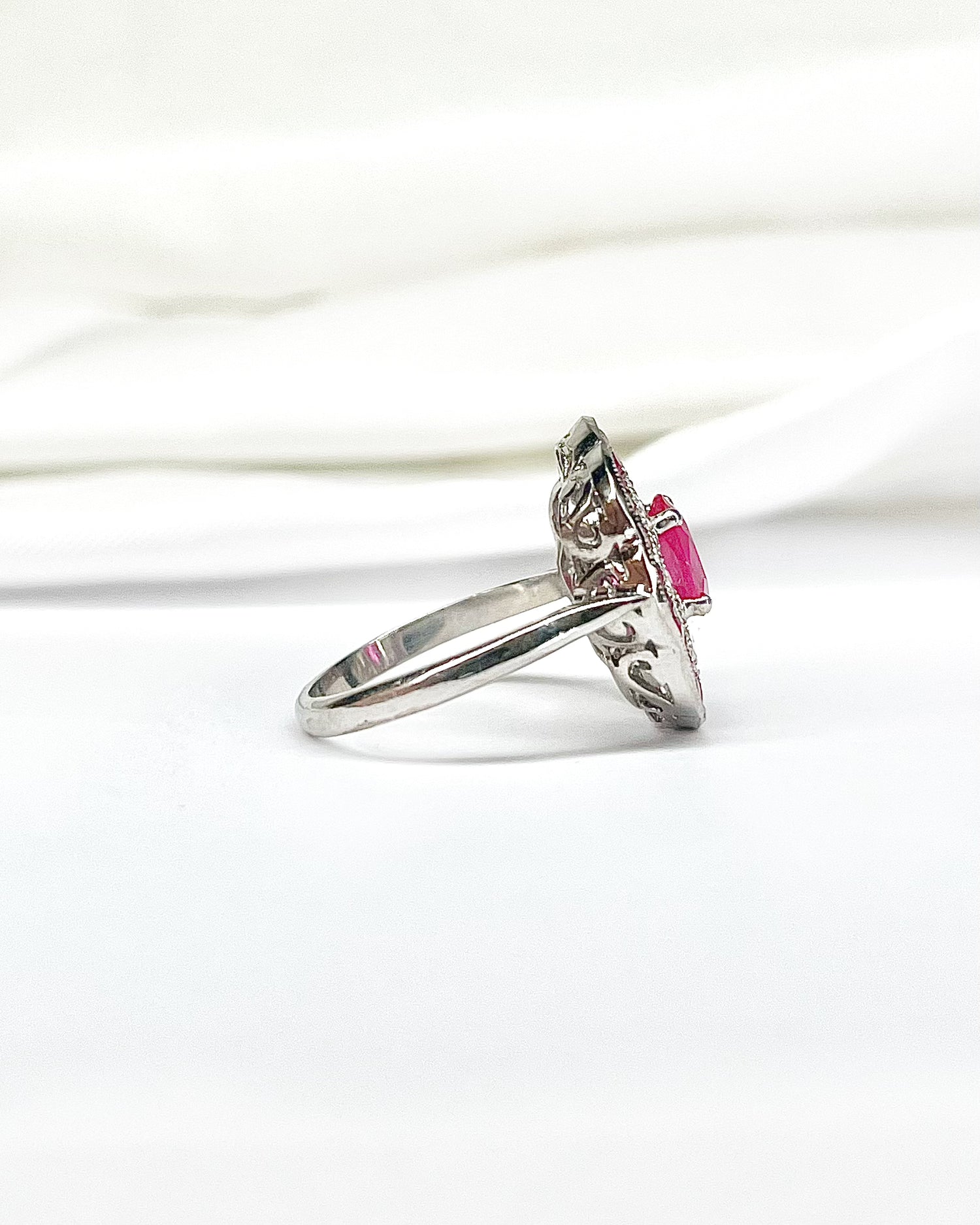 Anillo Marguerite Art Déco Rubí 1,48 quilates y Diamantes 0,49 quilates "Aya"