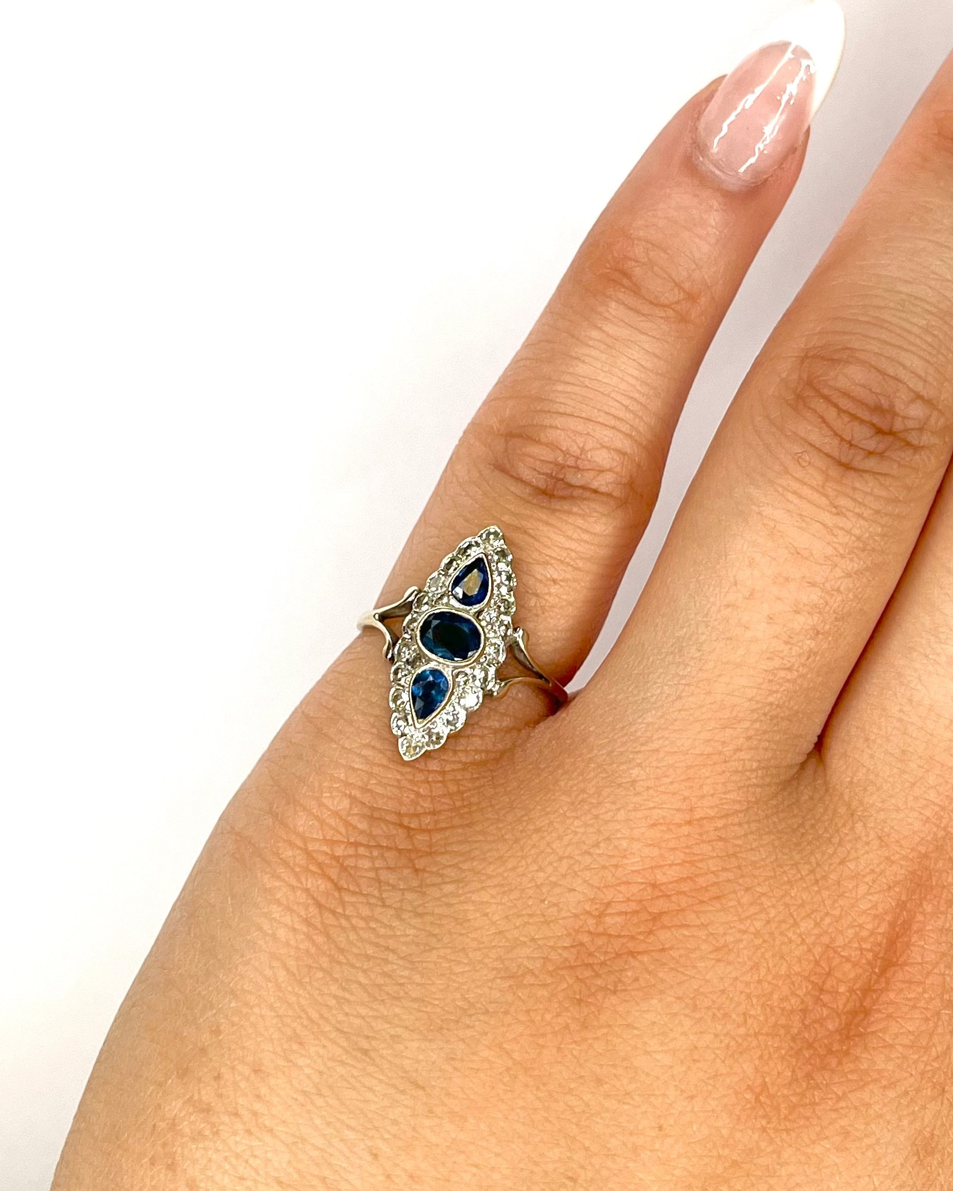Bague Style Art Déco Saphirs 0.70 carat &amp; Diamants 0.44 carat "Cristina" - Elliade Paris