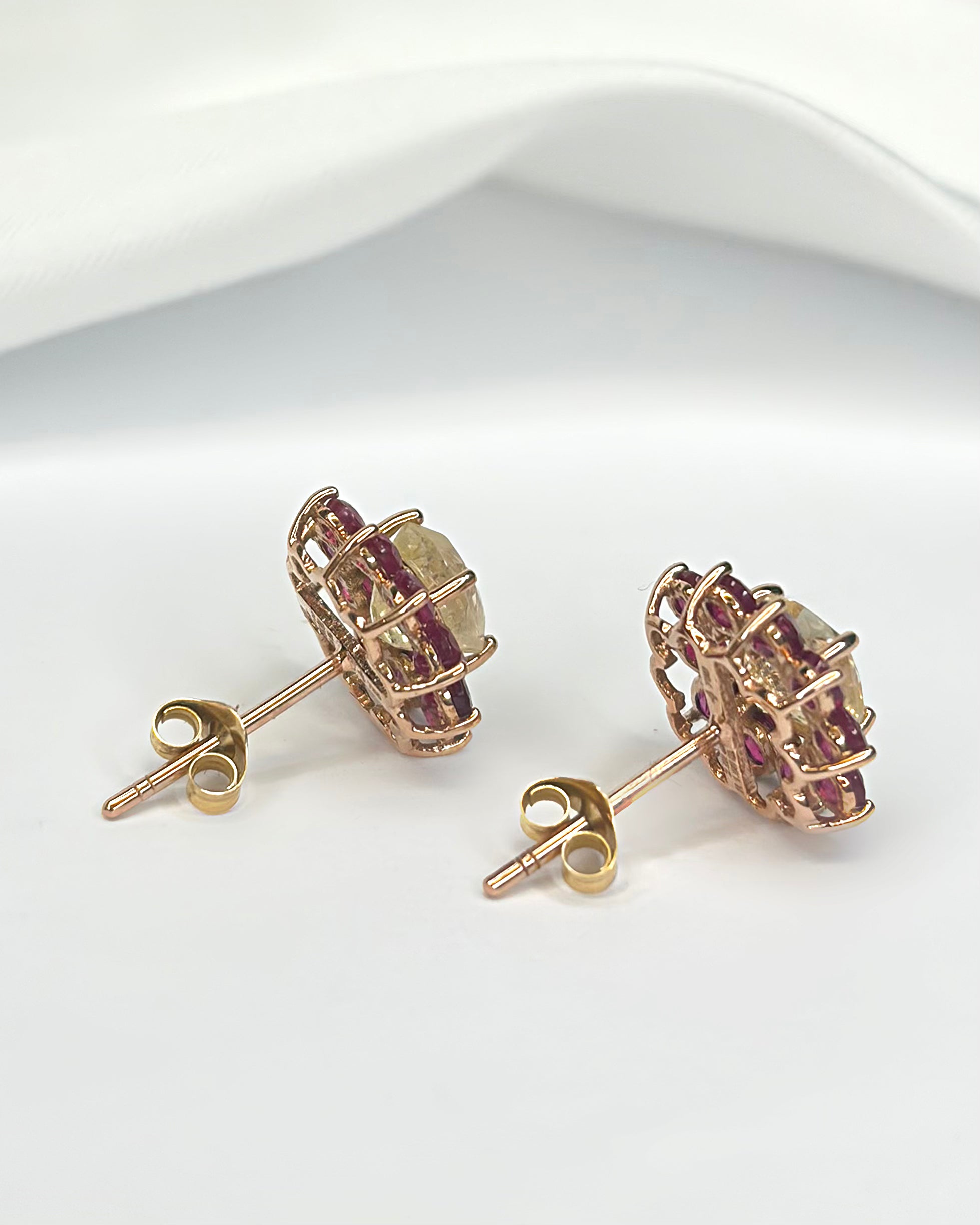 Puces Marguerite Saphirs Jaunes 2.52 carats &amp; Rubis Mozambicains 1.90 carat "Mélina"