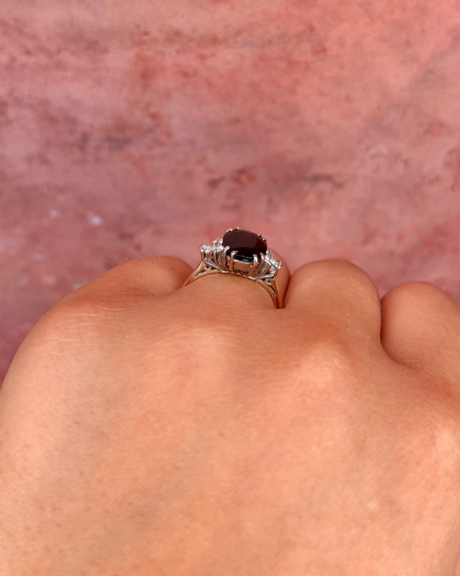 Anillo Trilogía Zafiro 2.50 quilates y Diamantes 0.24 quilates "Malory"