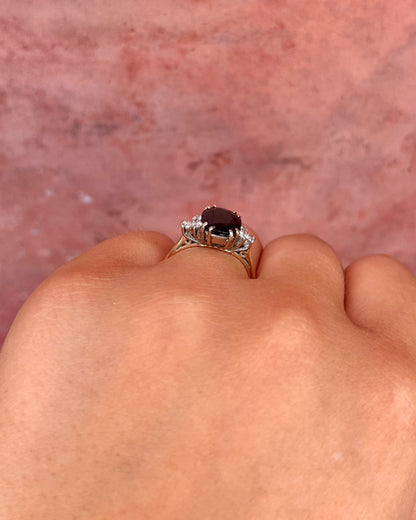 Anillo Trilogía Zafiro 2.50 quilates y Diamantes 0.24 quilates "Malory"
