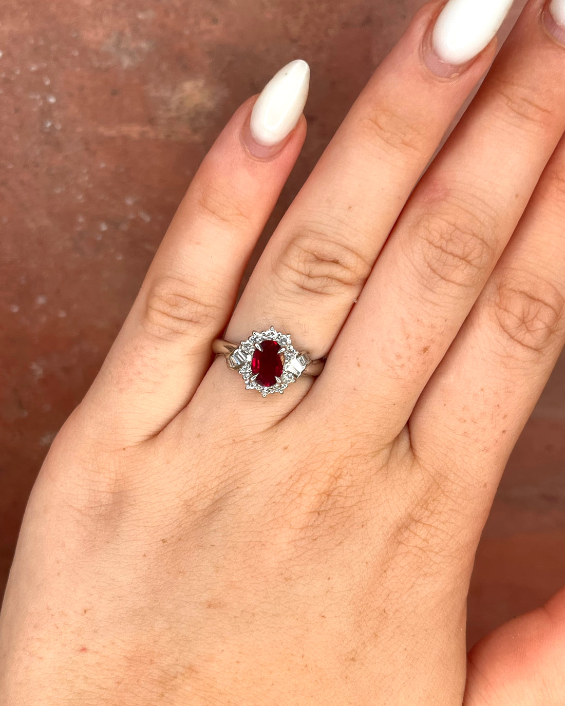 Anillo Margarita Rubí Mozambicano 0,71 quilates y Diamantes 0,43 quilates "Melinda"