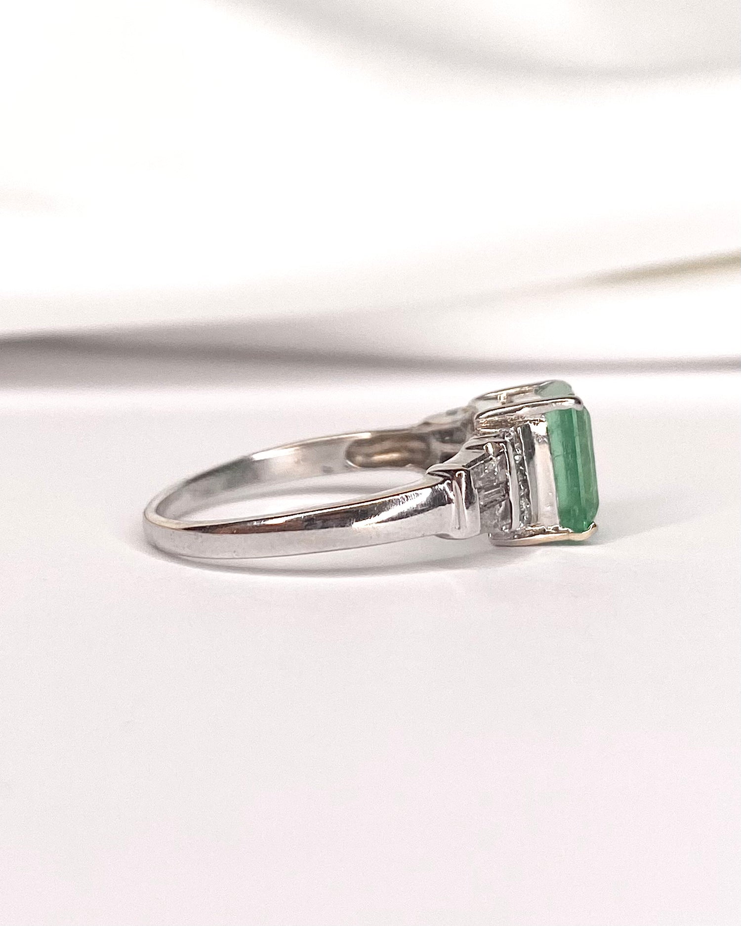 Bague Trilogie Émeraude 1.90 carat &amp; Diamants 0.30 "Celeste"