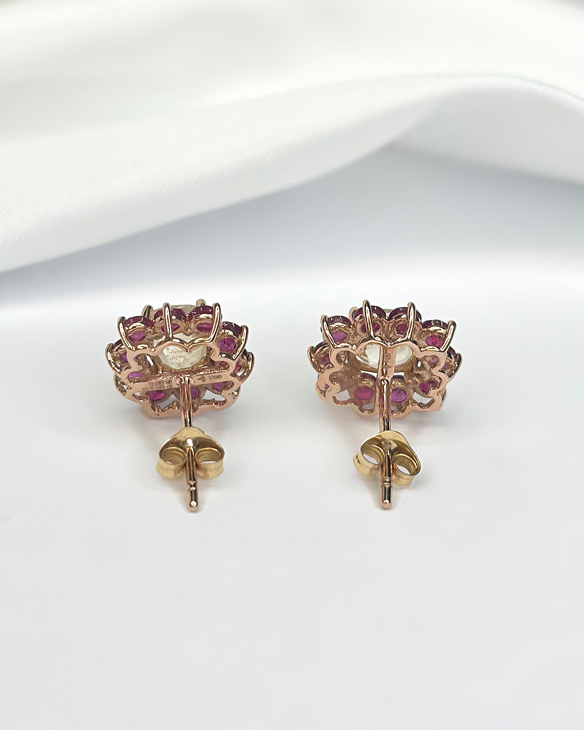 Puces Marguerite Saphirs Jaunes 2.52 carats &amp; Rubis Mozambicains 1.90 carat "Mélina"