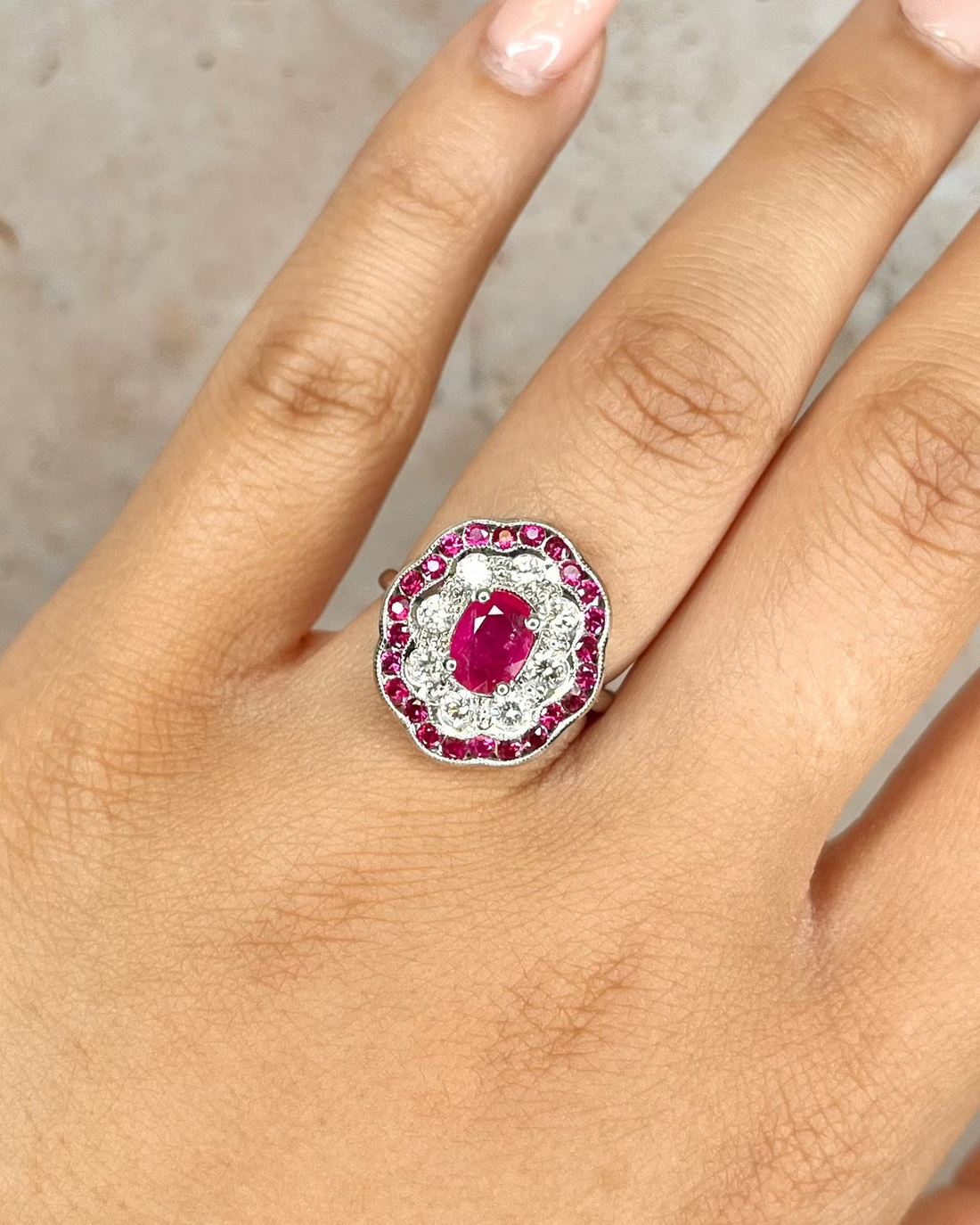 Bague Marguerite Art-Déco Rubis 1.48 carat &amp; Diamants 0.49 carat "Aya"