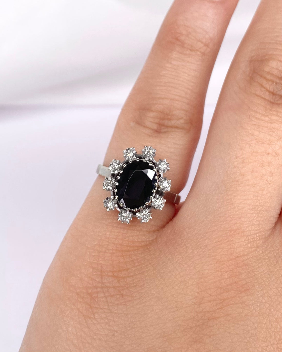 Bague Marguerite Saphir et Diamants "Soumia" - Lyon - Elliade Paris