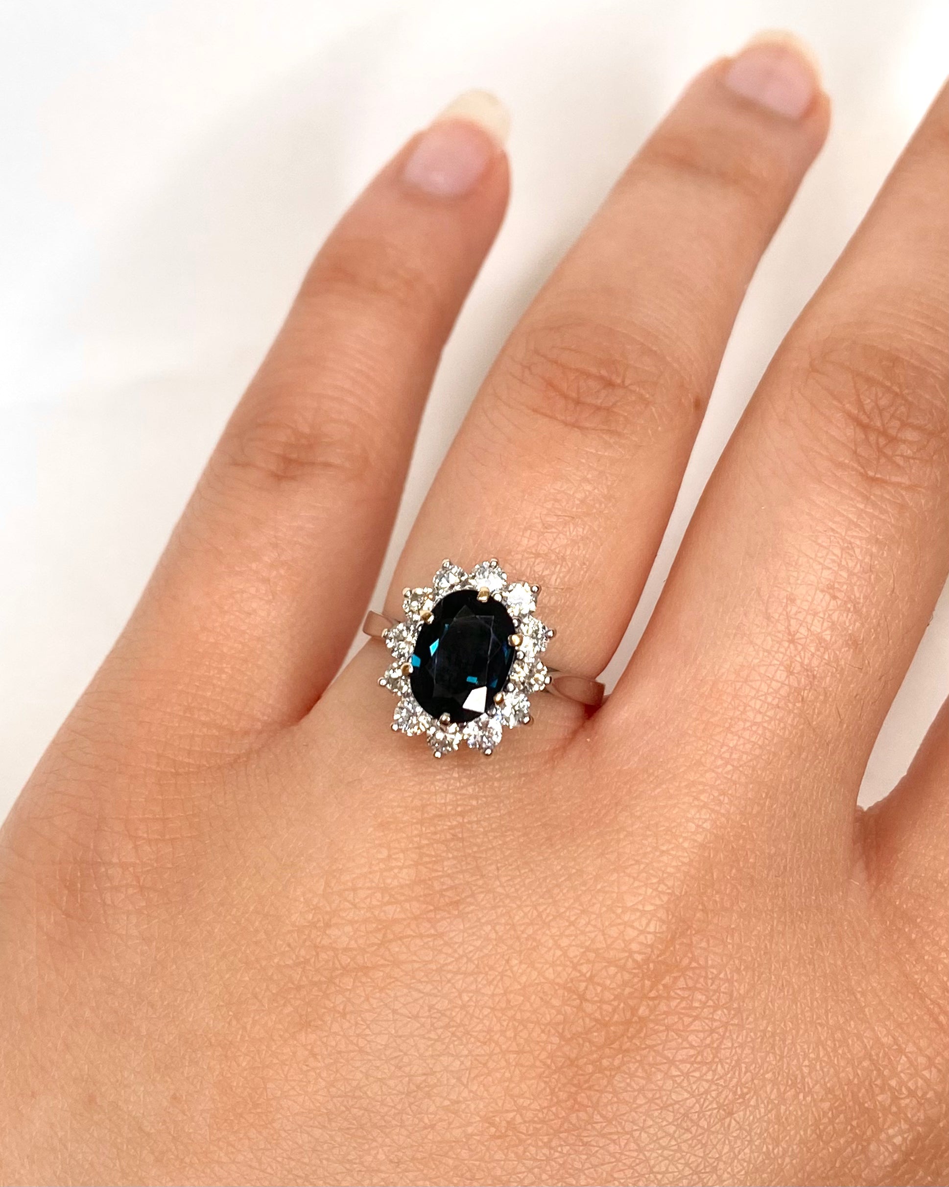 Bague Marguerite Saphir 2.15 carats &amp; Diamants 0.72 carat "Fanny" - Elliade Paris