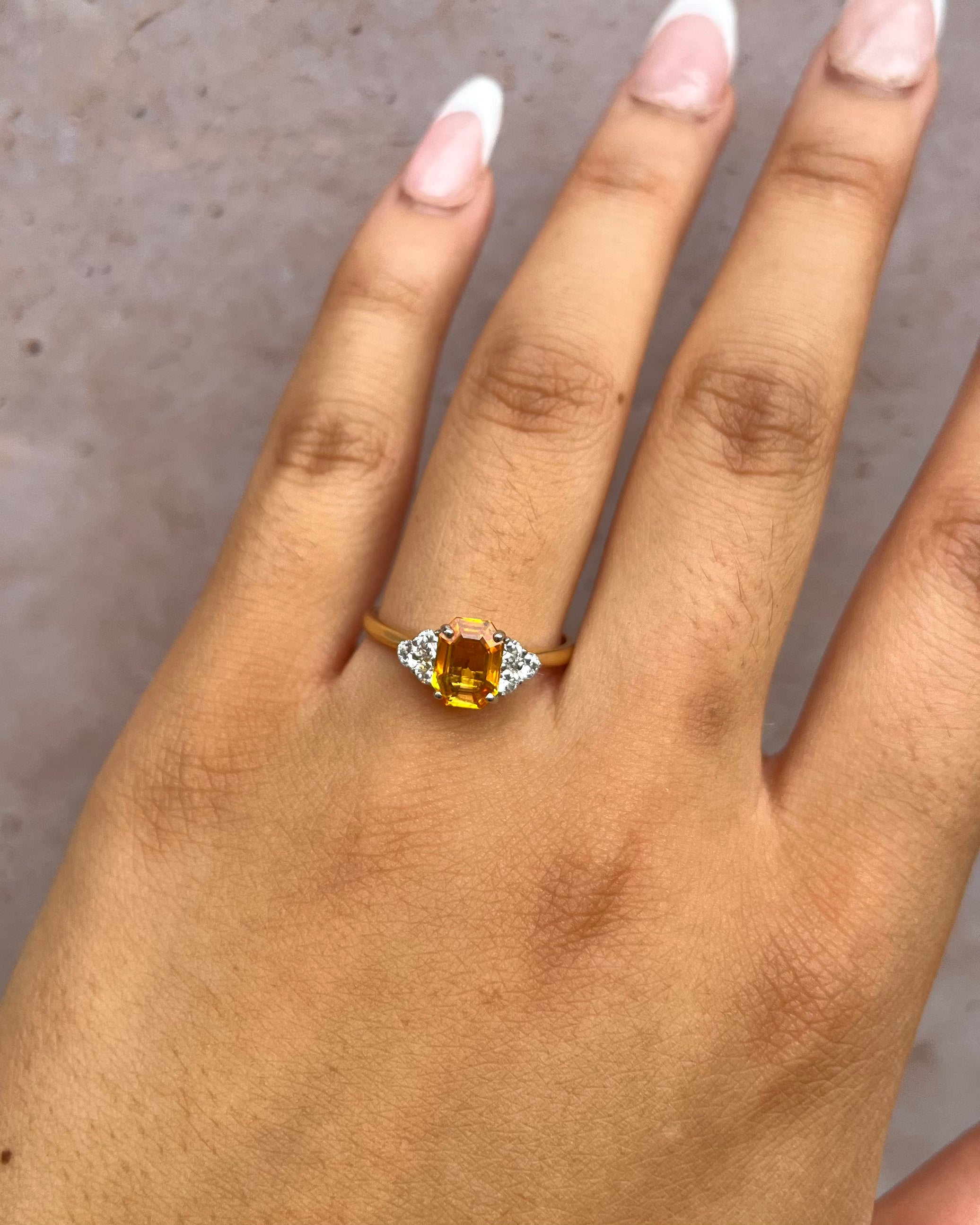 Bague Trilogie Saphir Jaune 1.45 carat &amp; Diamants 0.36 carat "Louise"