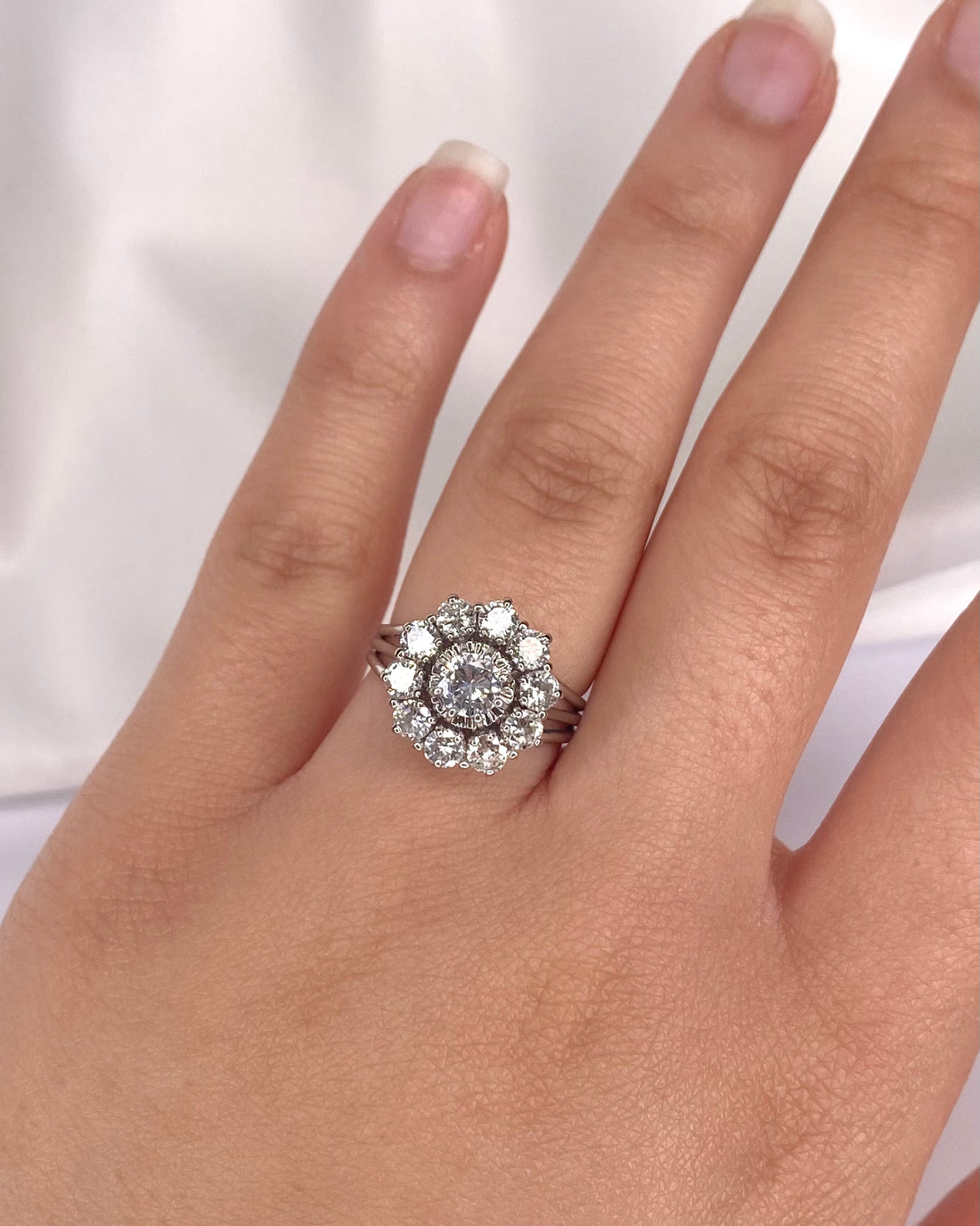 Bague Marguerite Diamants 1.45 carat, Or &amp; Platine 5.45g "Nouria"