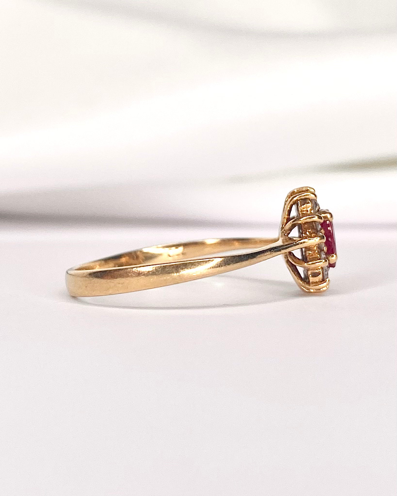Bague Marguerite Rubis 0.40 carat &amp; 12 Diamants "Edwina" - Elliade Paris