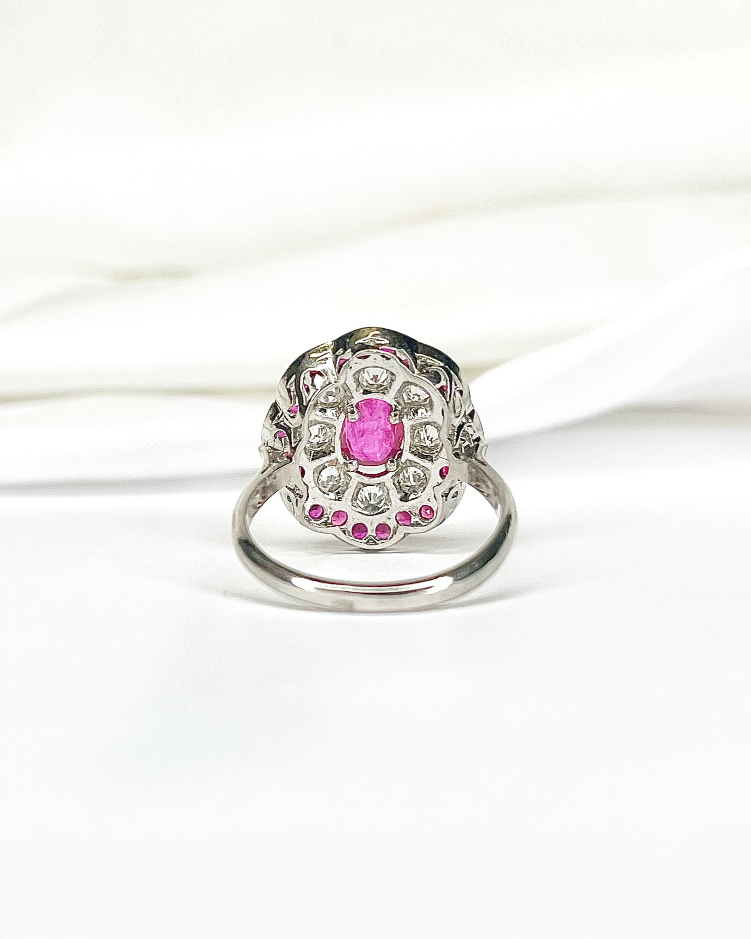 Anillo Marguerite Art Déco Rubí 1,48 quilates y Diamantes 0,49 quilates "Aya"