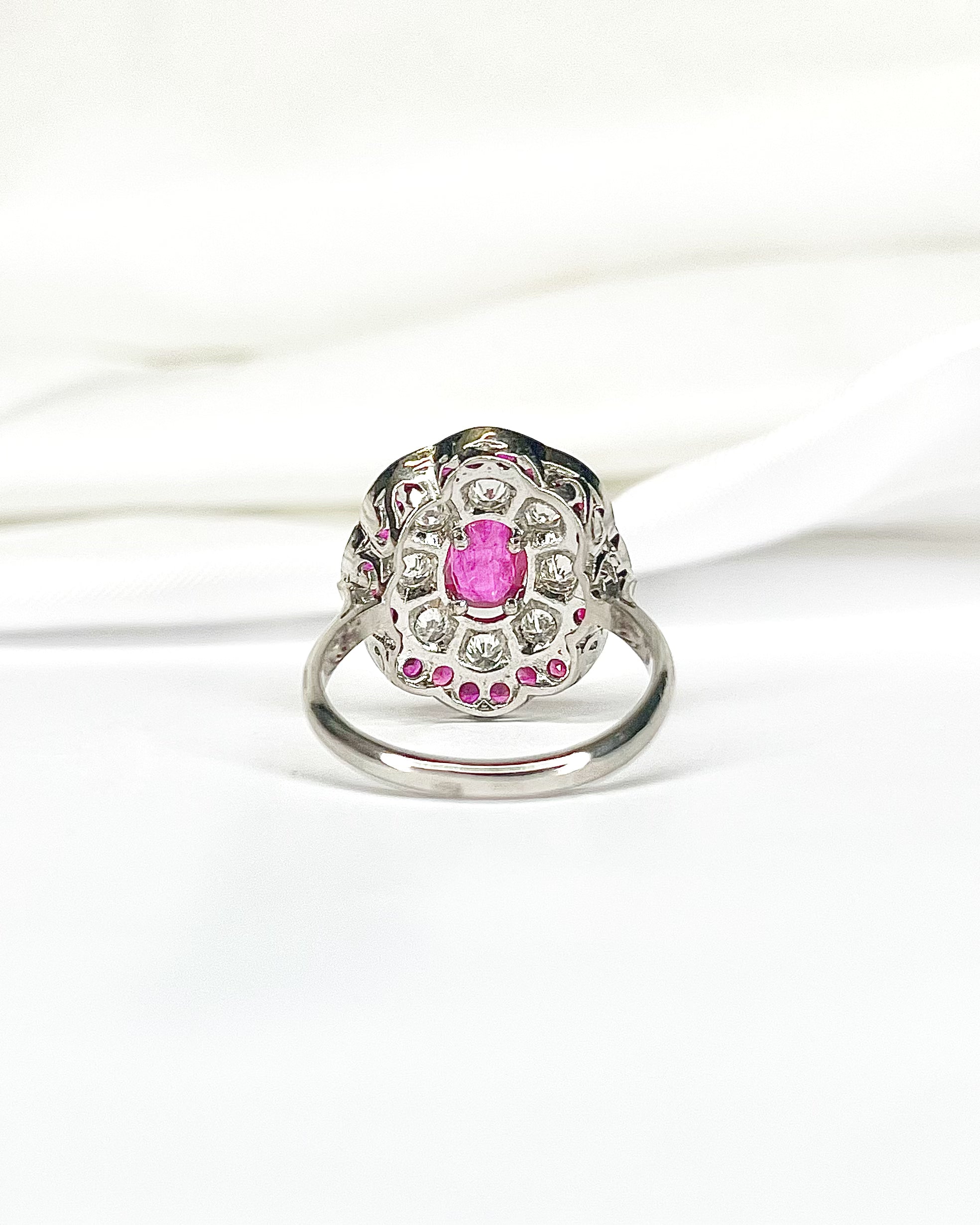 Anillo Marguerite Art Déco Rubí 1,48 quilates y Diamantes 0,49 quilates "Aya"