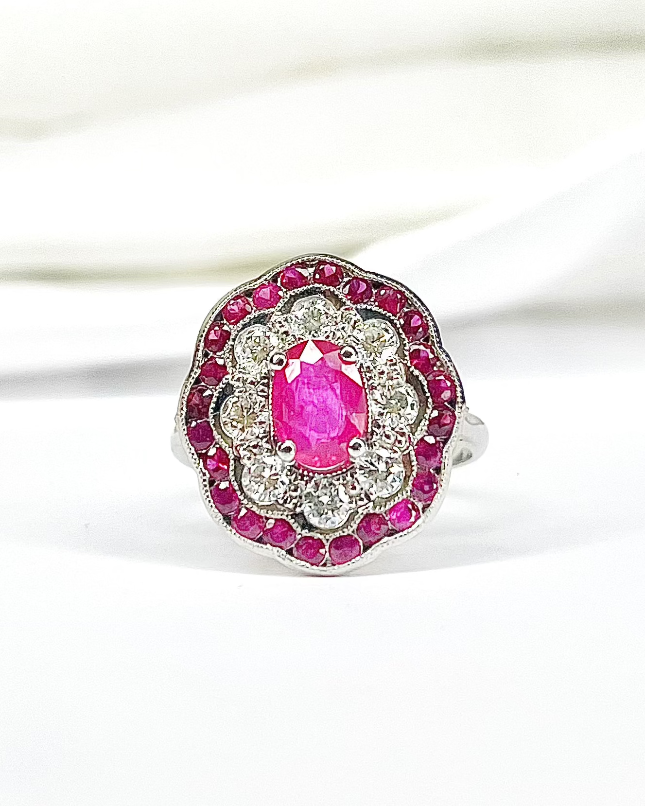 Anillo Marguerite Art Déco Rubí 1,48 quilates y Diamantes 0,49 quilates "Aya"