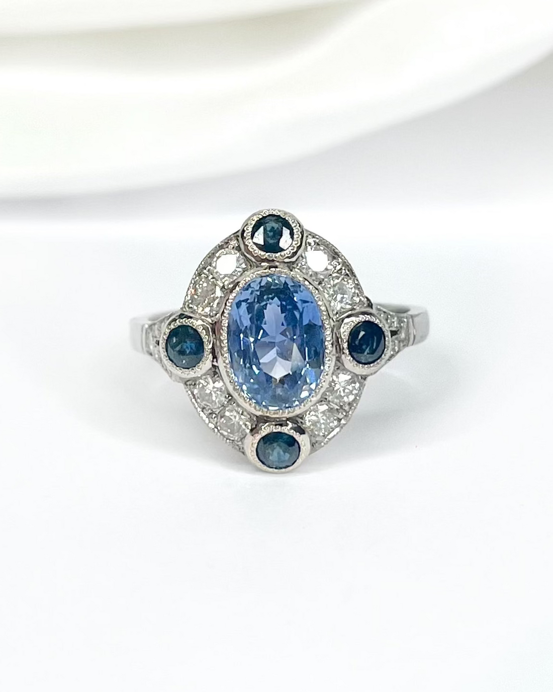 Anillo Art Déco con zafiro de 2.08 quilates y diamantes de 0.66 quilates "Marina"