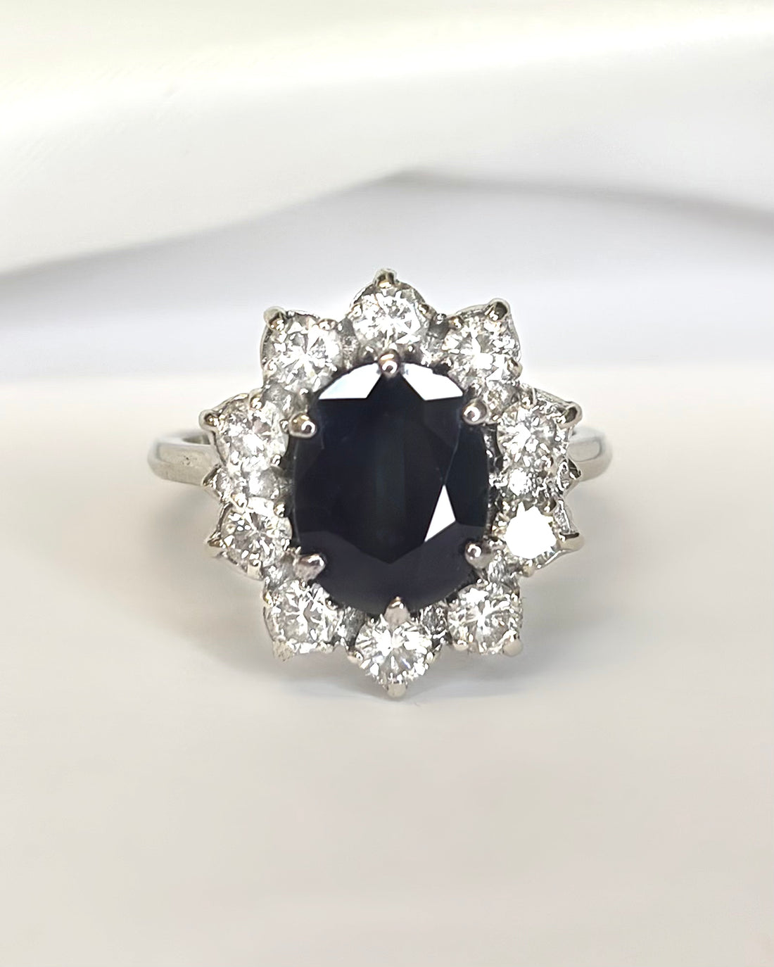 Anillo Marguerite Zafiro 3.85 quilates y Diamantes 0.80 quilates "Enora"