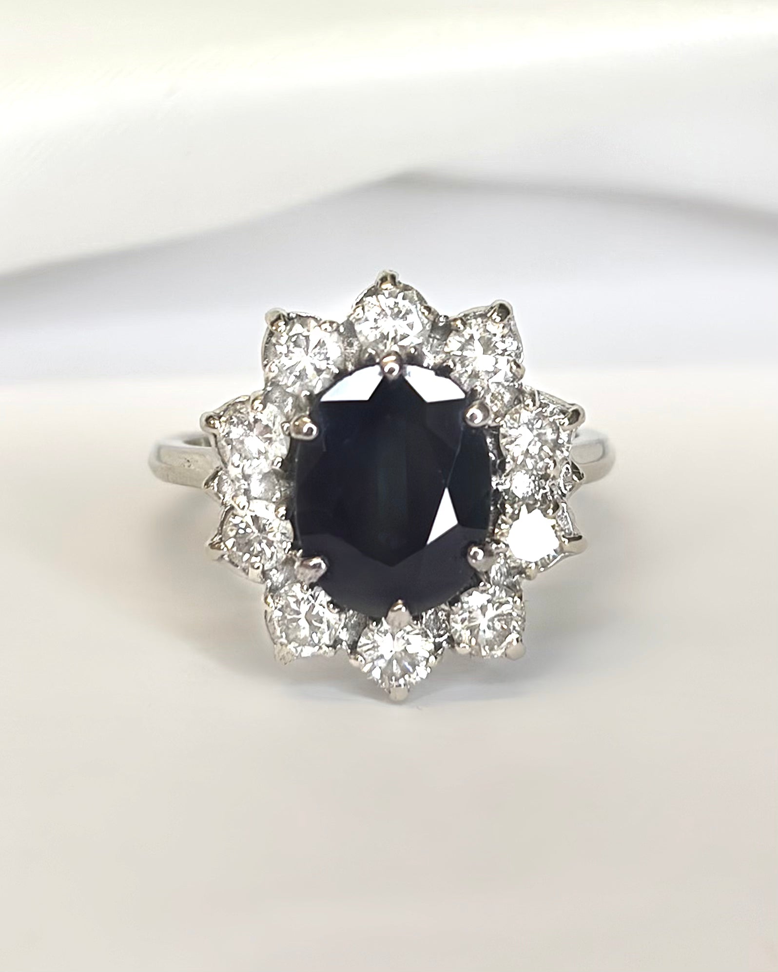 Bague Marguerite Saphir 3.85 carats &amp; Diamants 0.80 carat "Enora"