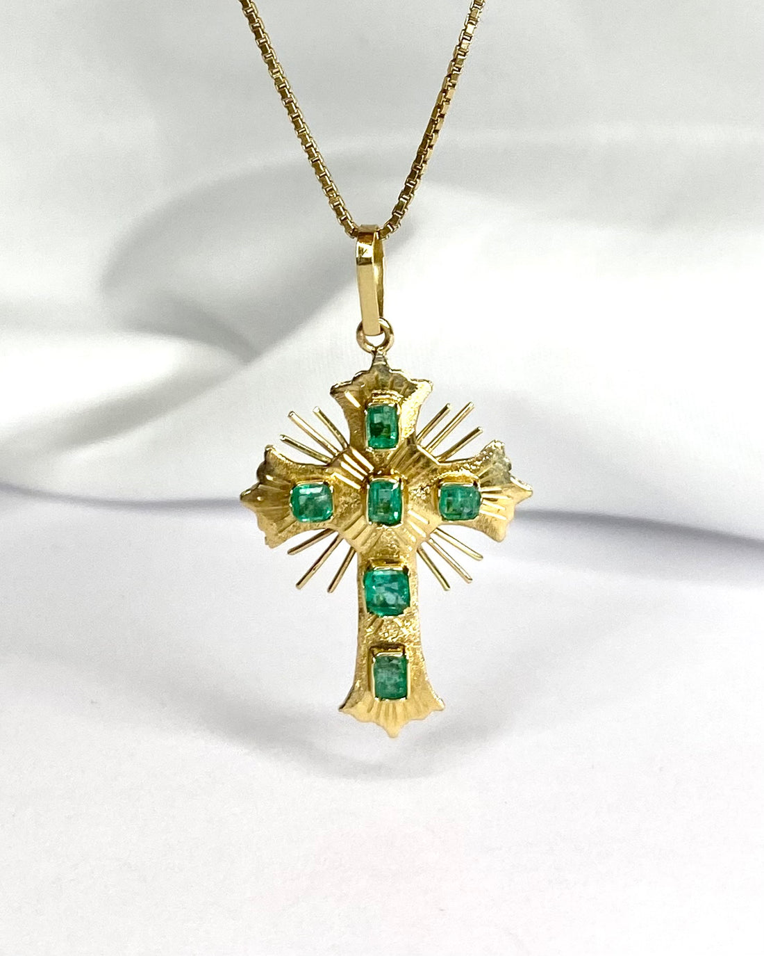 Pendentif Croix Émeraudes 0.30 carat "Emma"