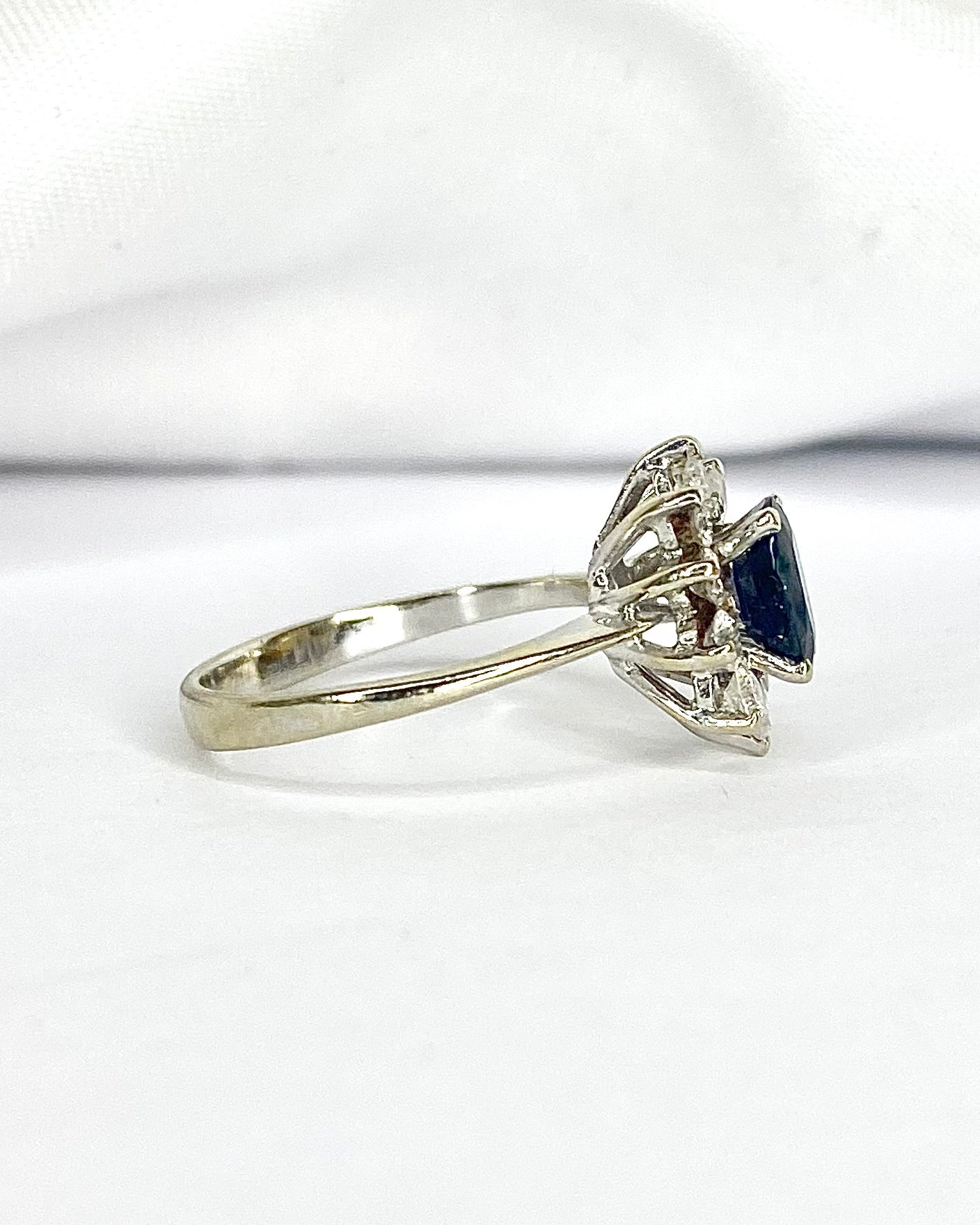 Anillo Marguerite Zafiro 0,75 quilates y Diamantes 0,40 quilates "Palmire"