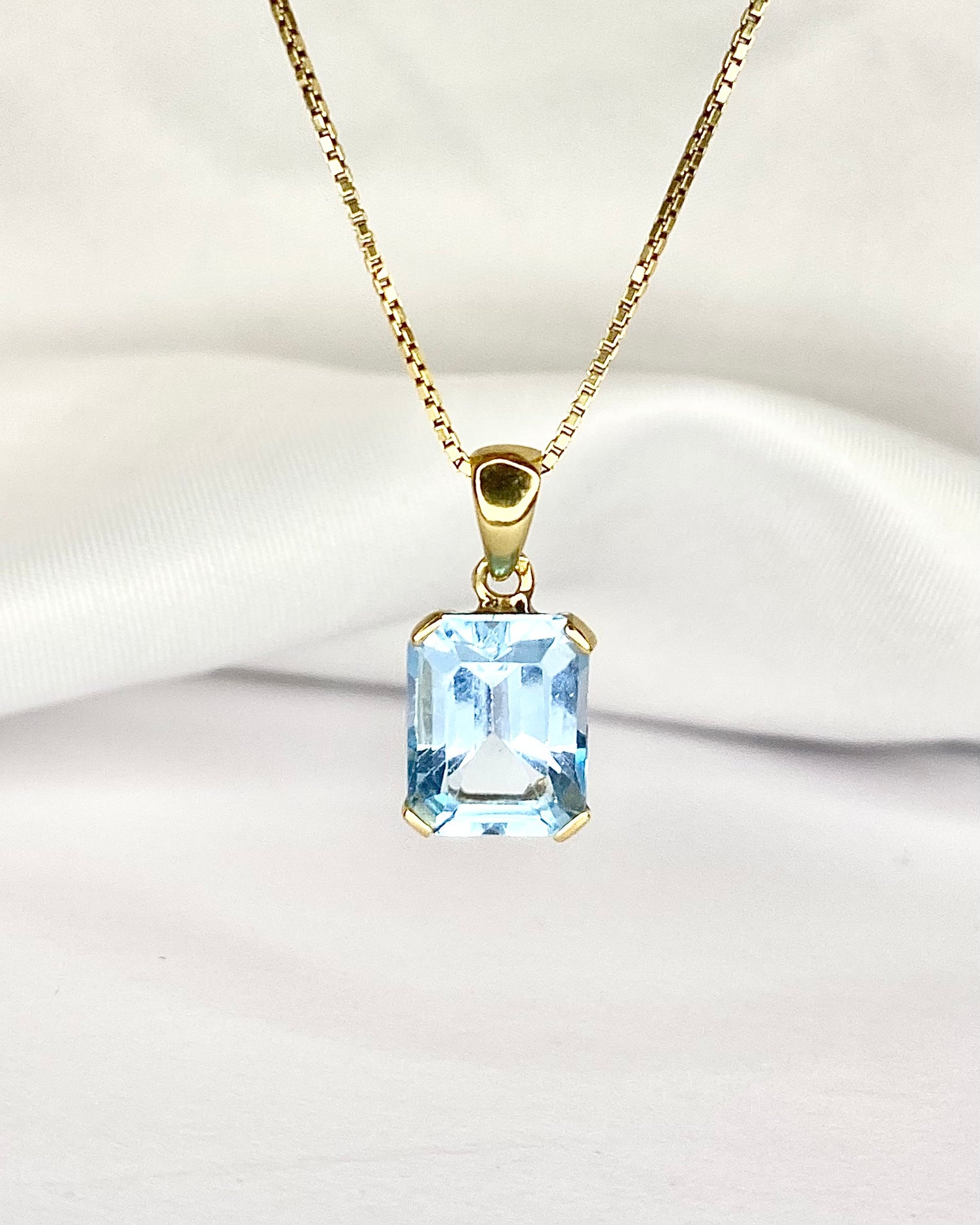 Sky Blue Topaz Pendant 5.10 Carats "Carina"
