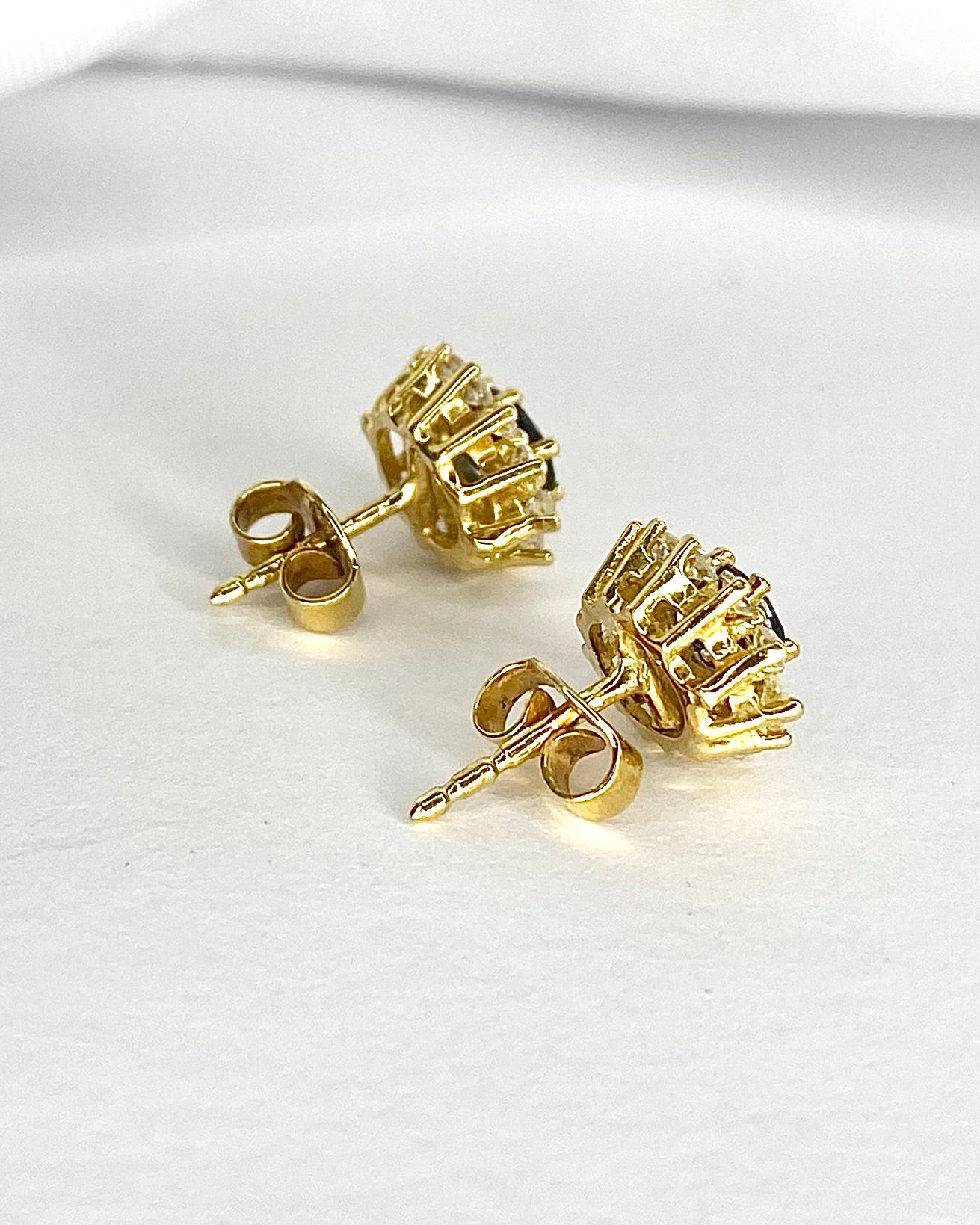 Pendientes de botón Margarita con zafiros 0.75 quilates y diamantes 0.48 quilates "Sarah"