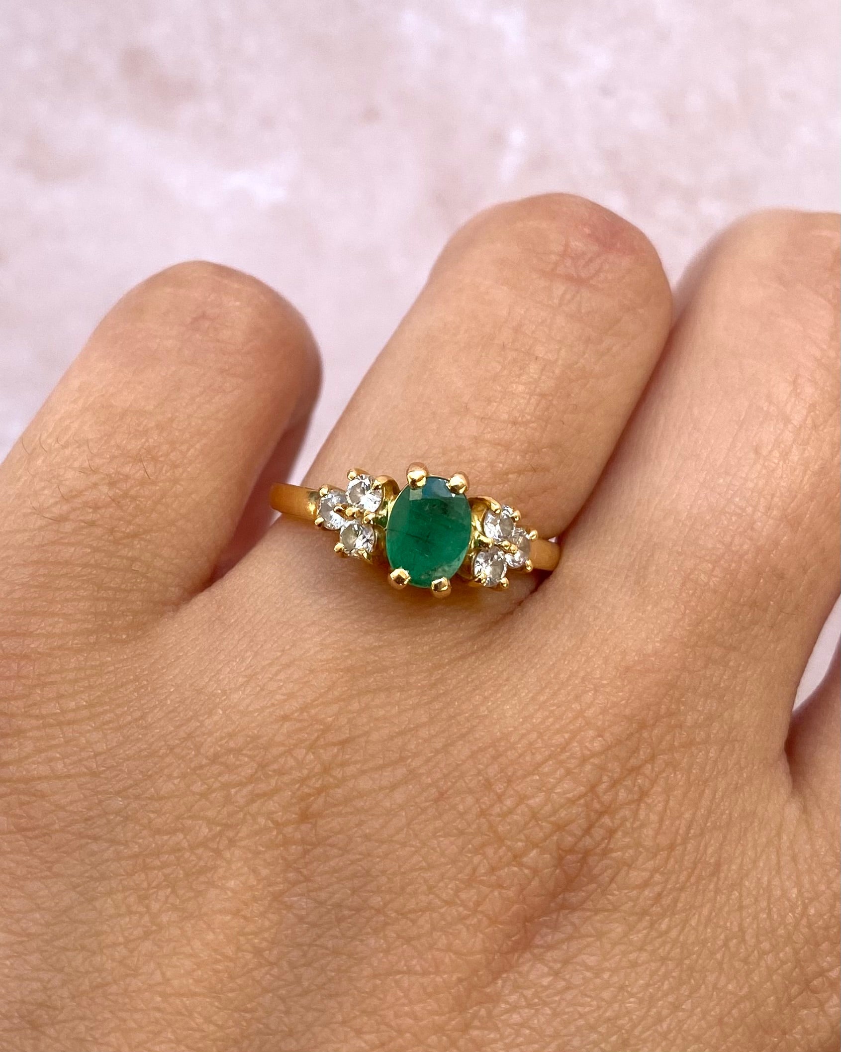 Anillo Trilogía Esmeralda 0,68 quilates y Diamantes 0,42 quilates "Lilia"