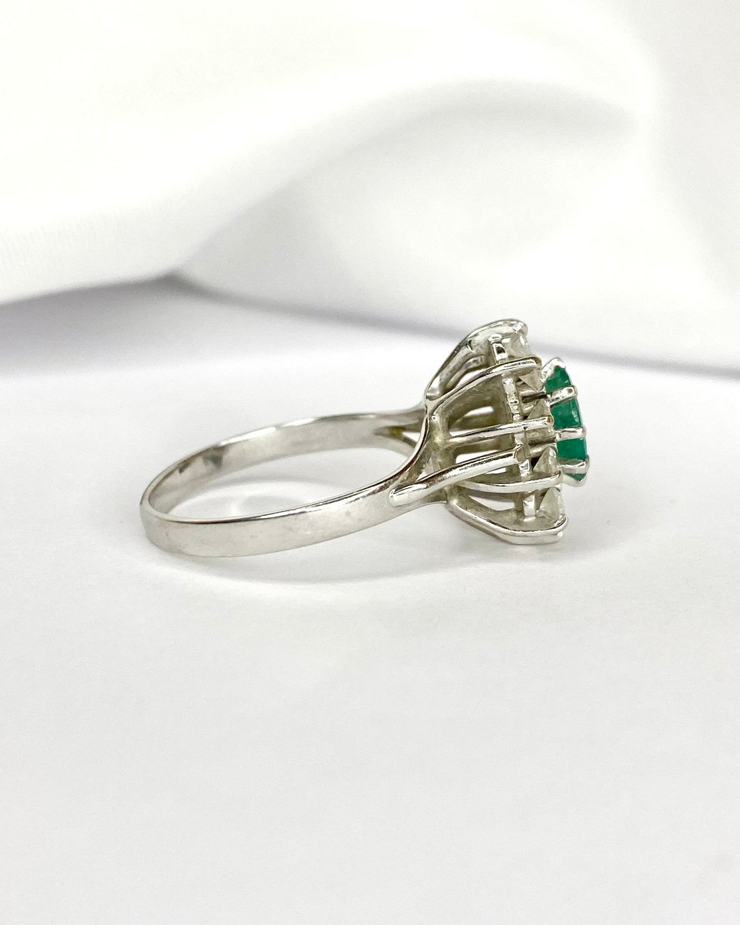 Bague Marguerite Émeraude 0.72 carat &amp; Diamants 0.35 carat "Anna"