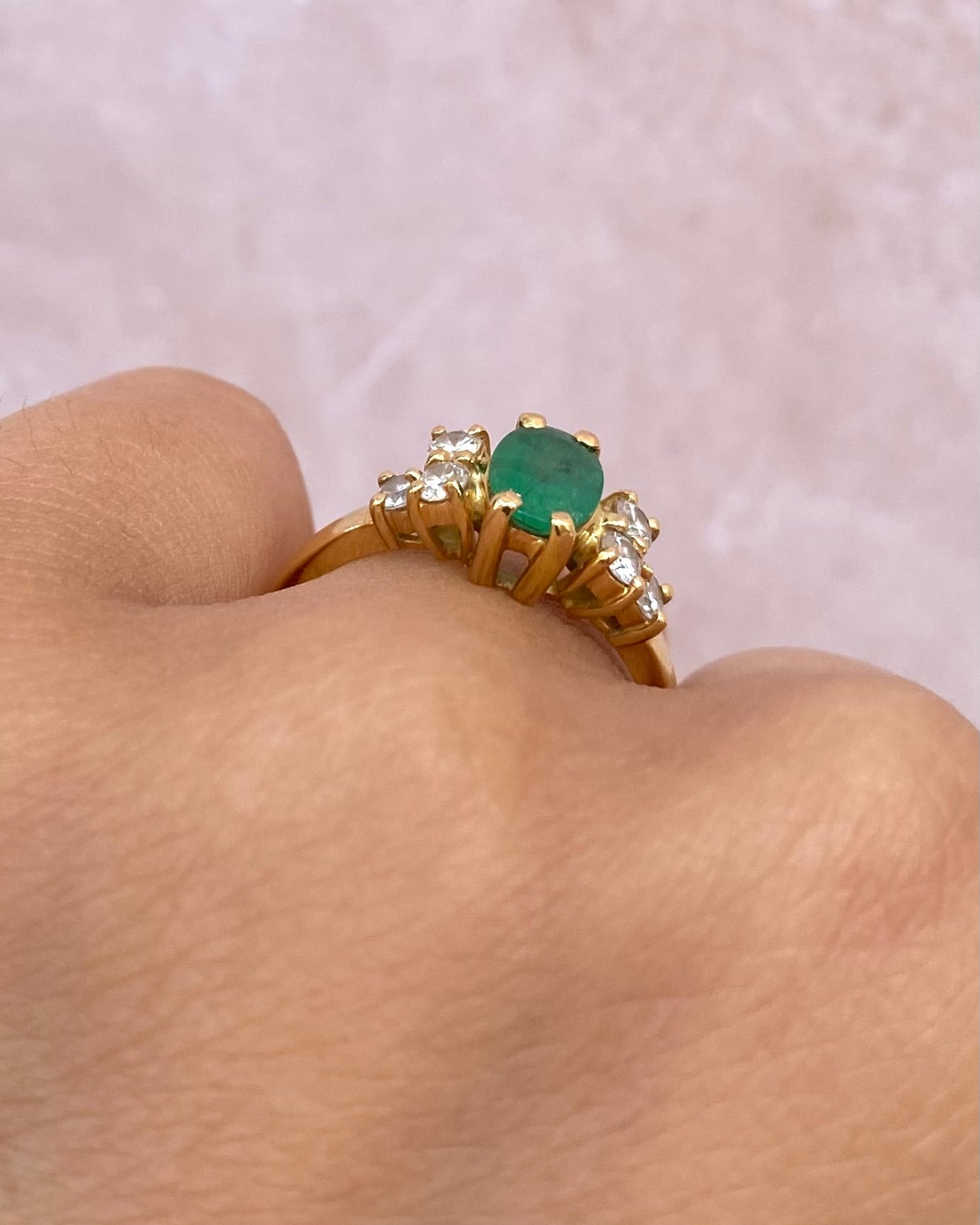 Anillo Trilogía Esmeralda 0,68 quilates y Diamantes 0,42 quilates "Lilia"