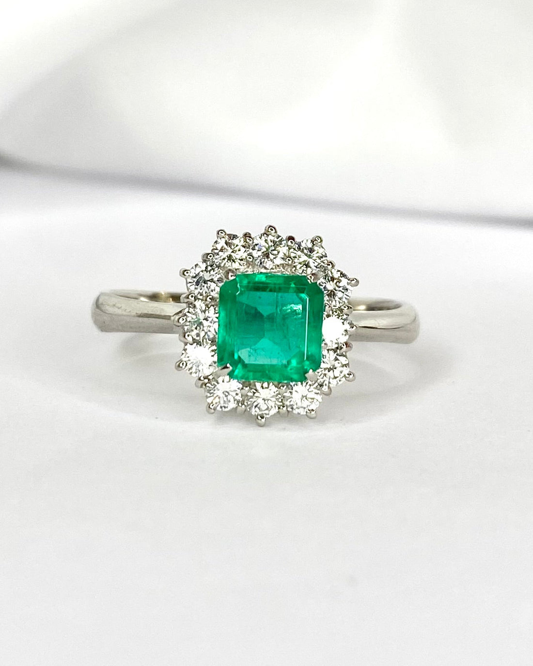 Bague Marguerite Émeraude Colombienne 0.86 carat, Diamants 0.48 carat &amp; Platine 4.82g "Theophanie"