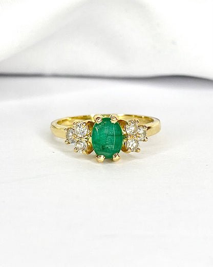 Anillo Trilogía Esmeralda 0,68 quilates y Diamantes 0,42 quilates "Lilia"