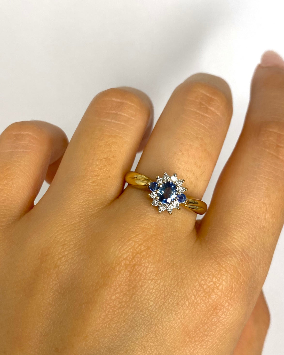 Bague Marguerite Saphirs 0.68 carat &amp; 10 Diamants "Garance"