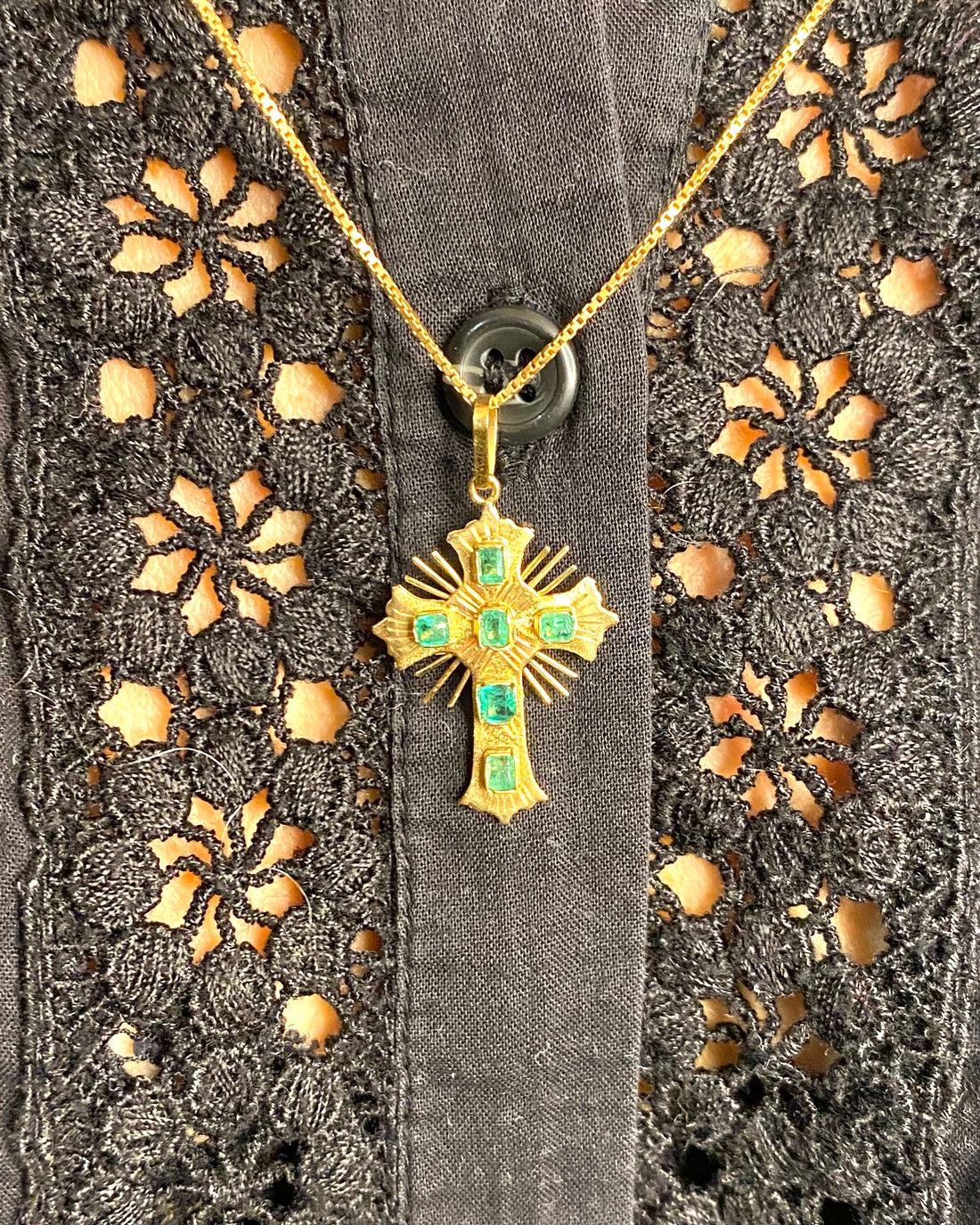 Pendentif Croix Émeraudes 0.30 carat "Emma"