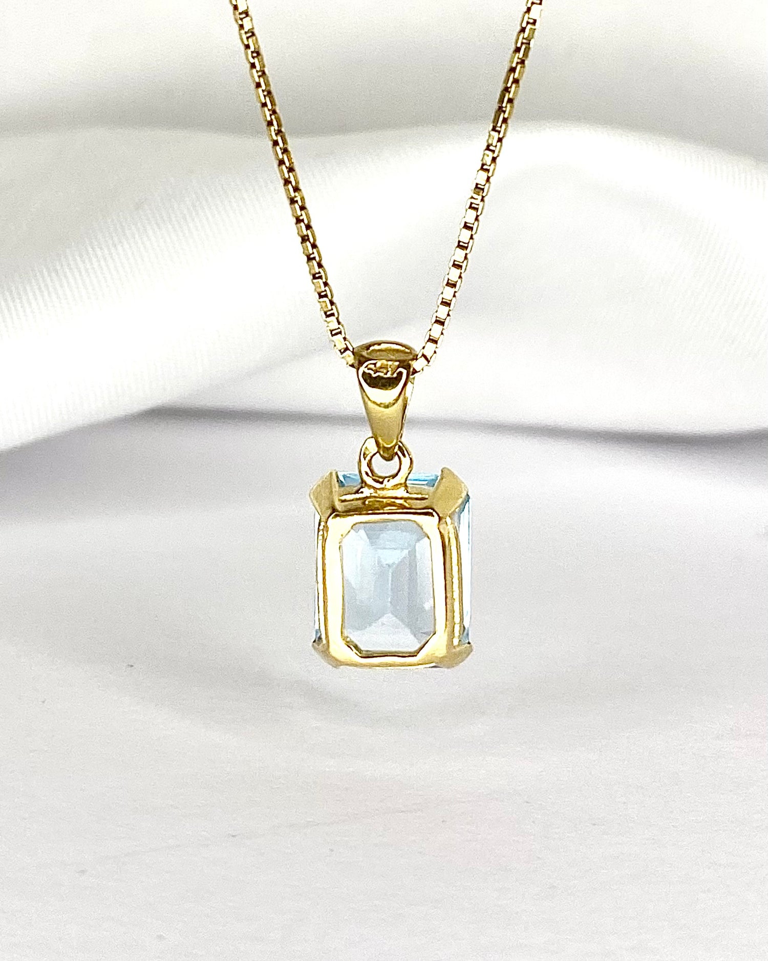 Sky Blue Topaz Pendant 5.10 Carats "Carina"