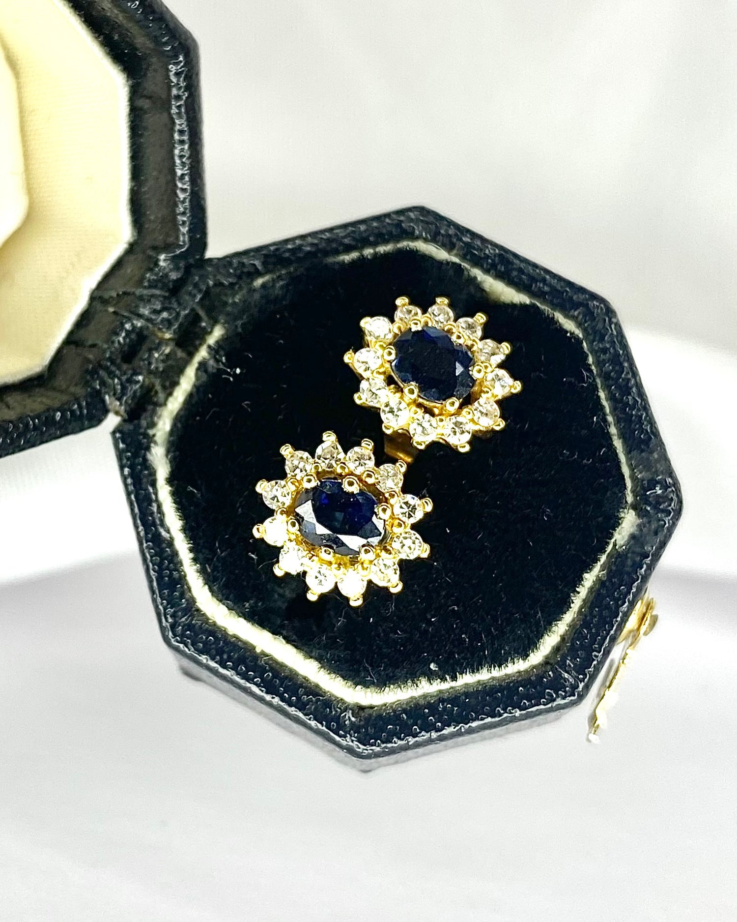 Pendientes de botón Margarita con zafiros 0.75 quilates y diamantes 0.48 quilates "Sarah"