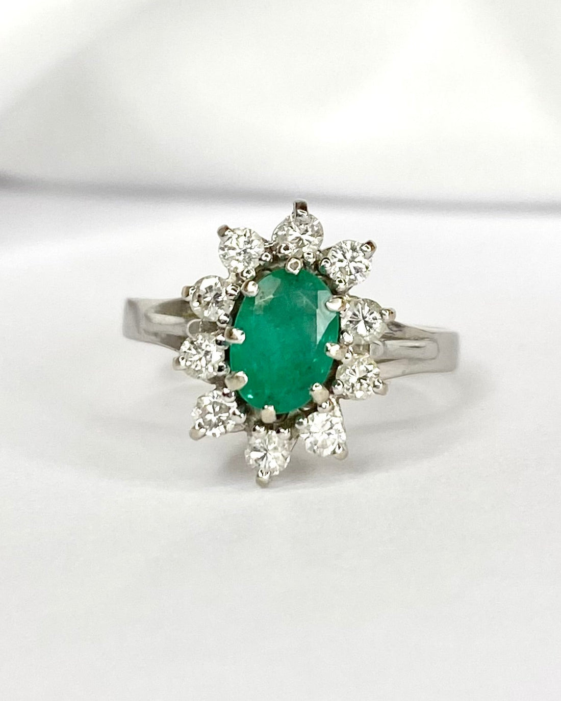 Bague Marguerite Émeraude 0.72 carat &amp; Diamants 0.35 carat "Anna"