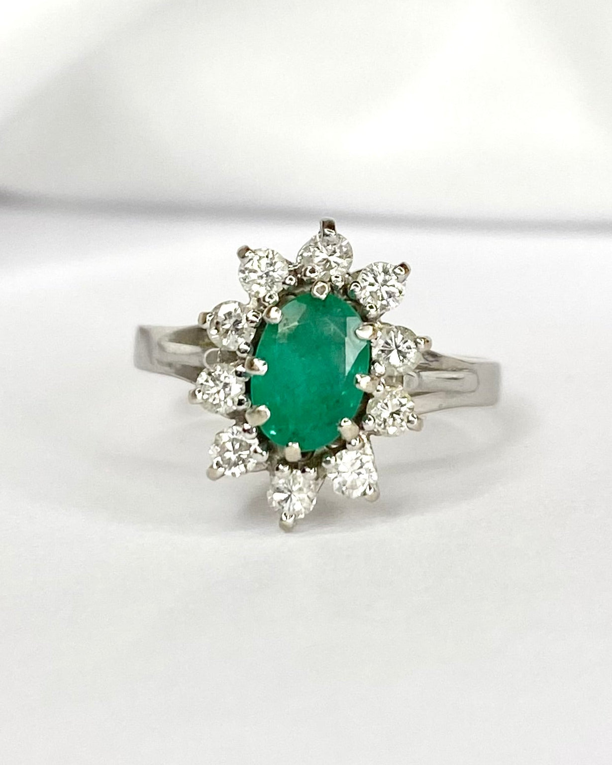 Bague Marguerite Émeraude 0.72 carat &amp; Diamants 0.35 carat "Anna"