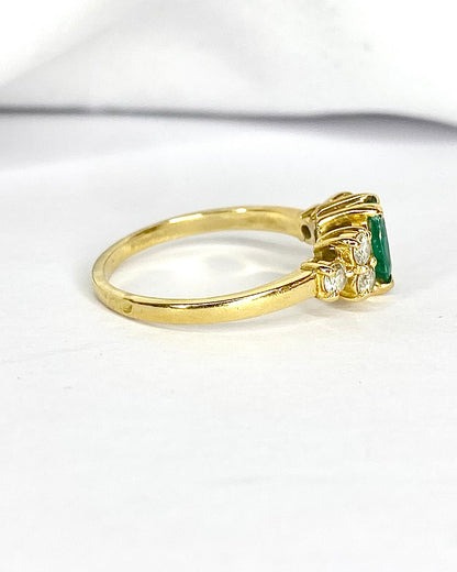 Anillo Trilogía Esmeralda 0,68 quilates y Diamantes 0,42 quilates "Lilia"