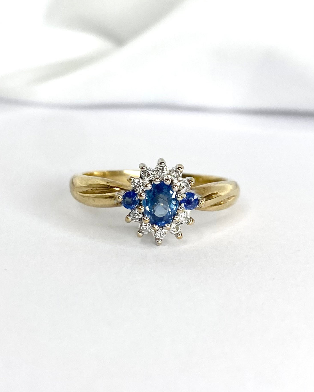 Bague Marguerite Saphirs 0.68 carat &amp; 10 Diamants "Garance"