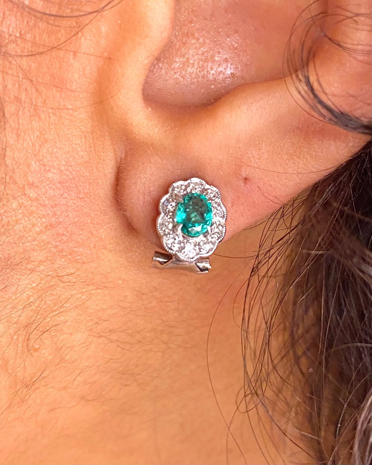 Boucles Clips Marguerite Émeraudes 0.90 carat &amp; Diamants "Carrie" - Elliade Paris