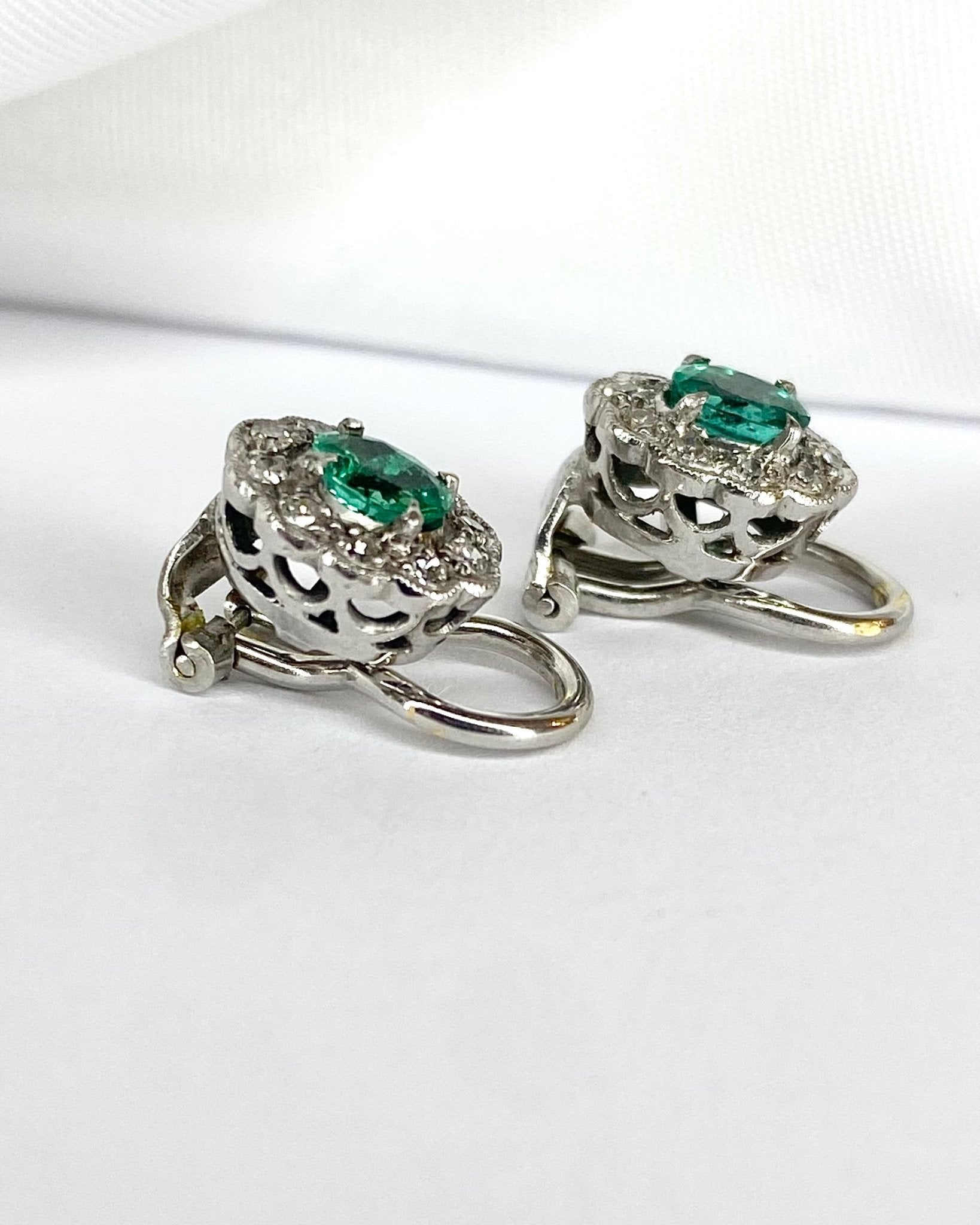 Boucles Clips Marguerite Émeraudes 0.90 carat &amp; Diamants "Carrie" - Elliade Paris
