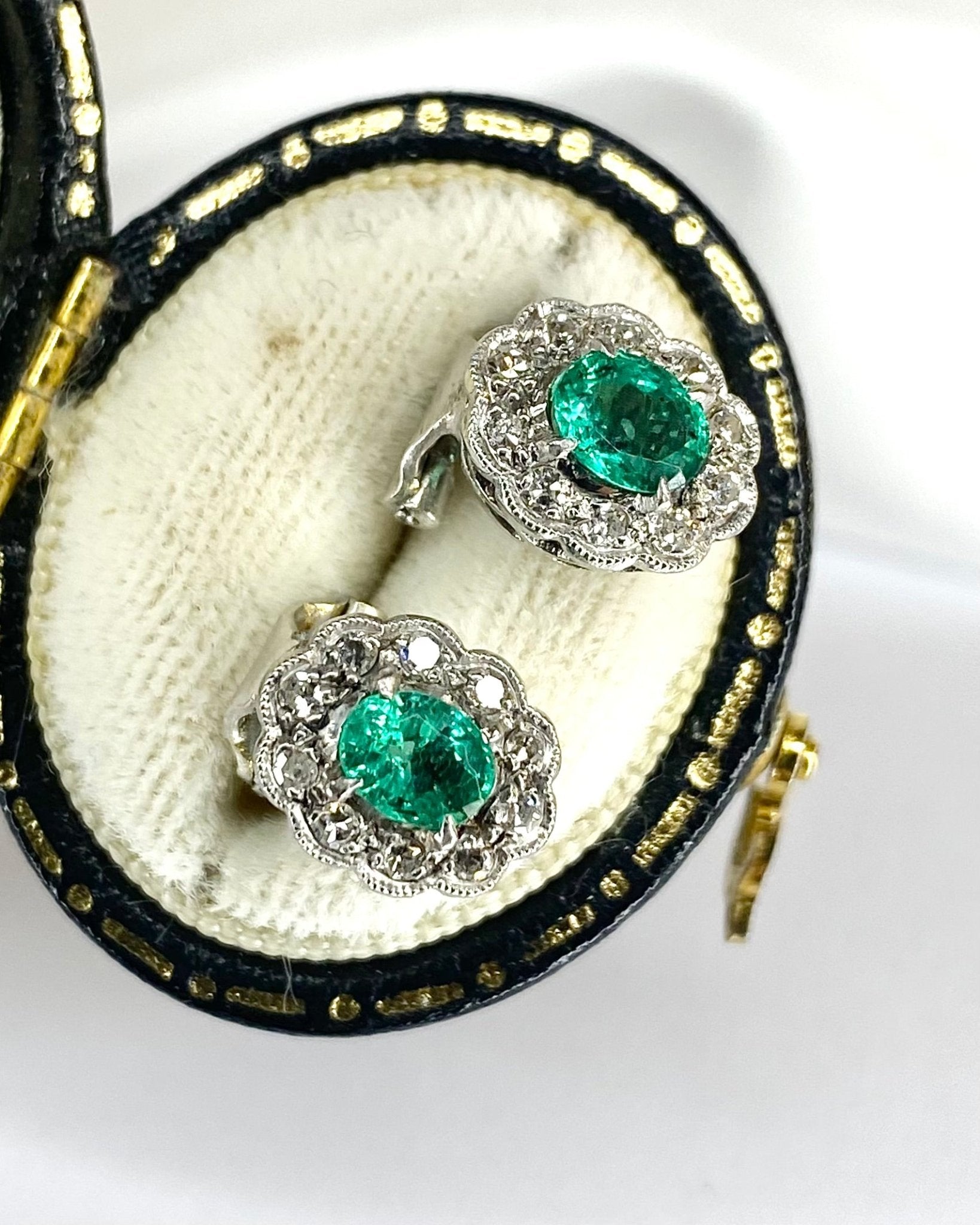 Boucles Clips Marguerite Émeraudes 0.90 carat &amp; Diamants "Carrie" - Elliade Paris
