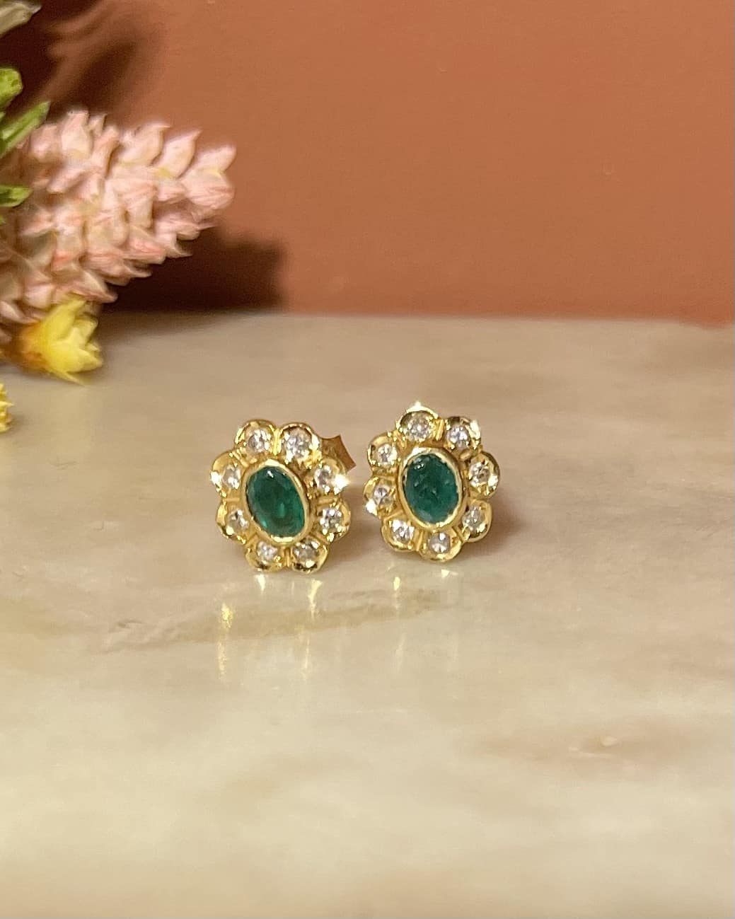Pendientes de margaritas de esmeralda y diamantes &quot;Yuriana&quot;