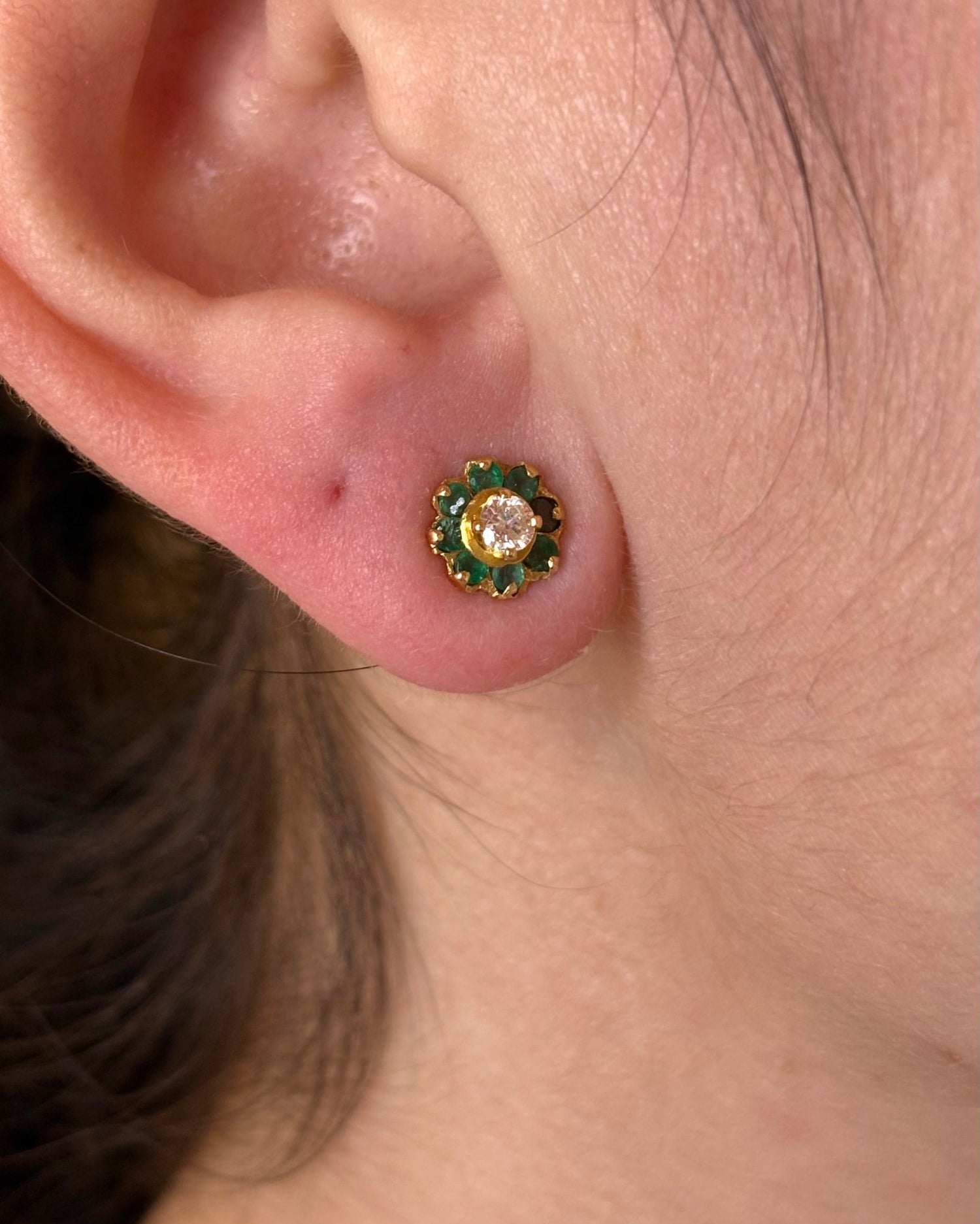 Boucles Marguerite 16 Émeraudes &amp; Diamants 0.20 carat &quot;Eline&quot; - Elliade Paris