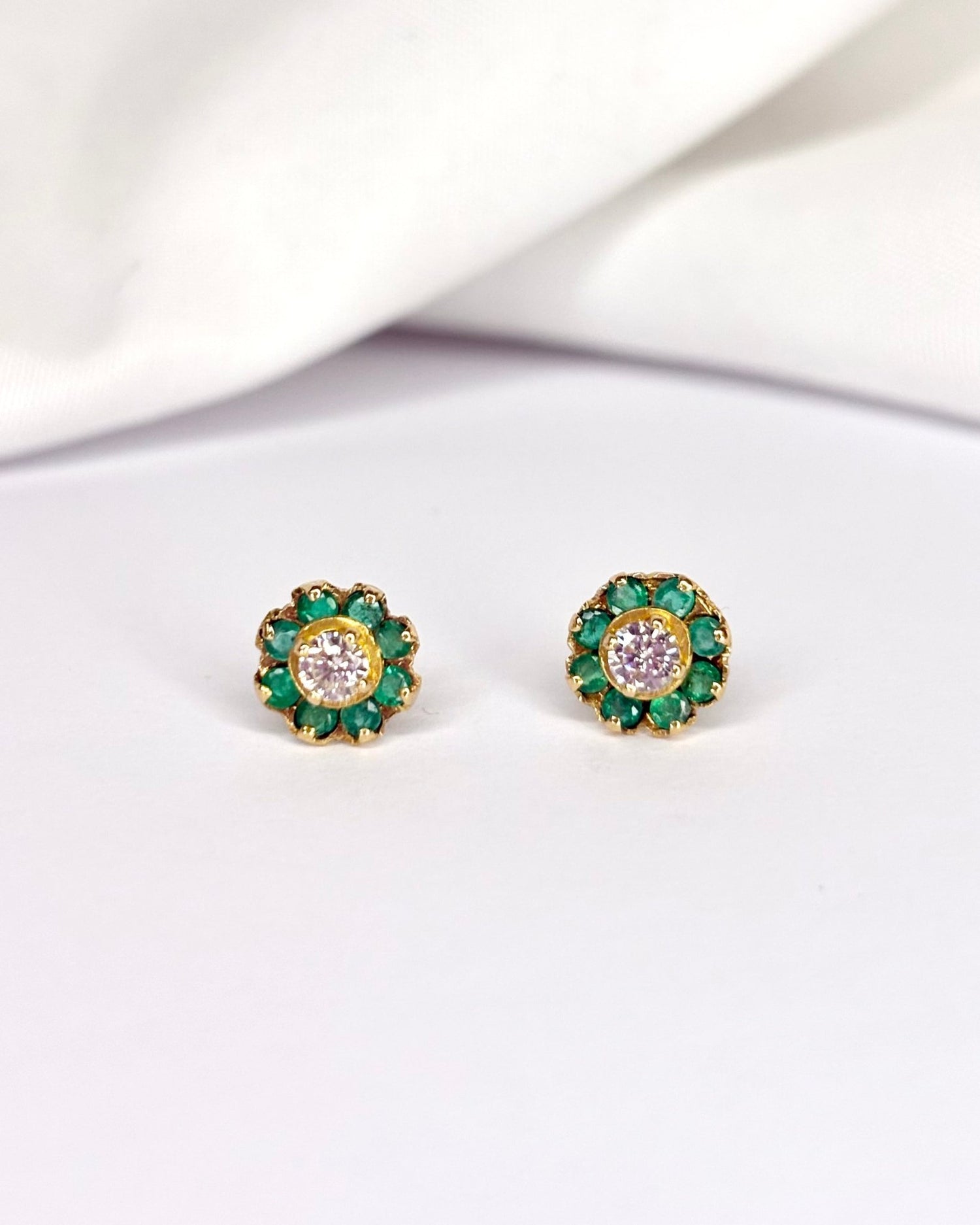 Boucles Marguerite 16 Émeraudes &amp; Diamants 0.20 carat &quot;Eline&quot; - Elliade Paris