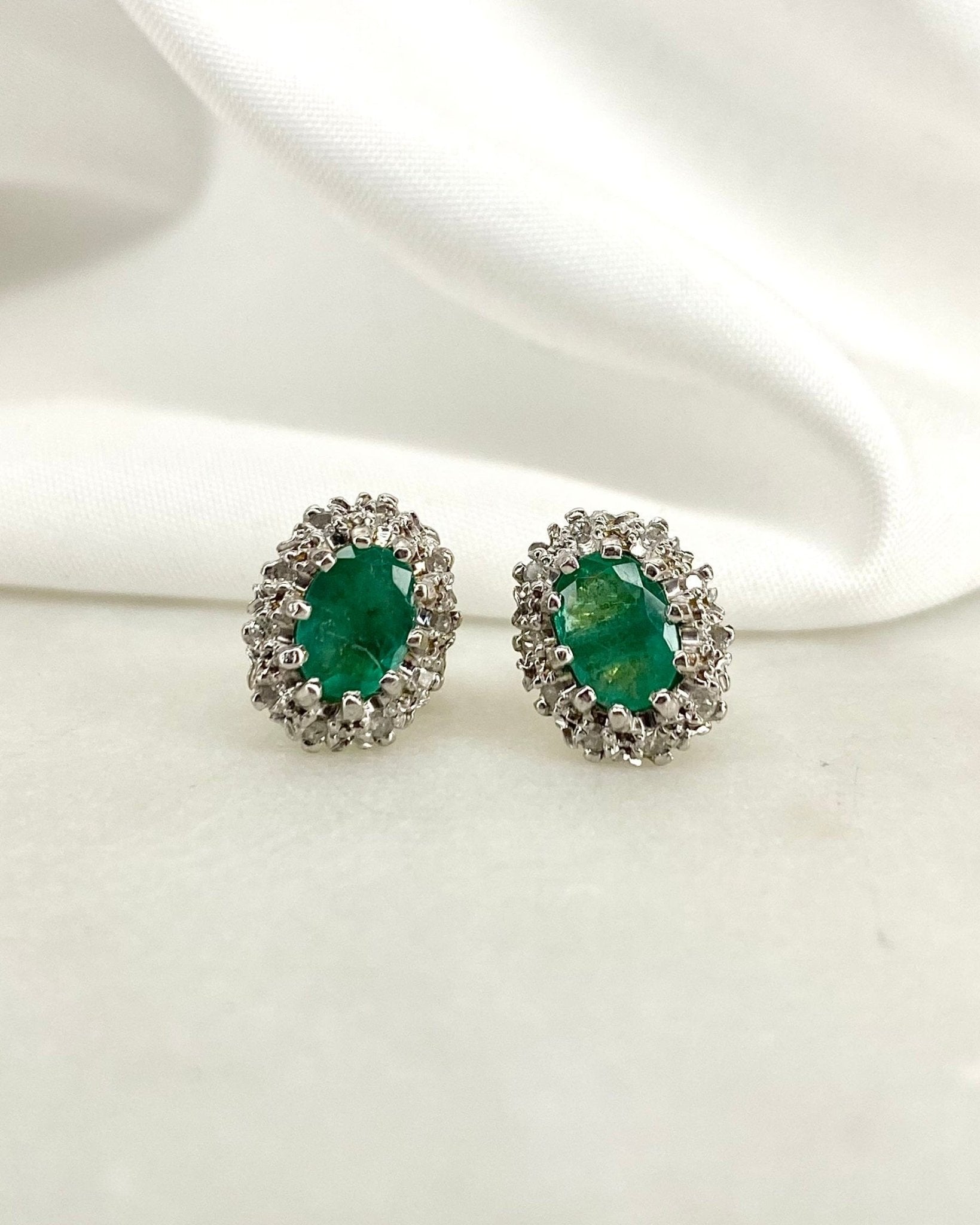 Boucles Marguerite Émeraudes 1.20 carat &amp; Diamants 0.20 carat "Olympe" - Elliade Paris