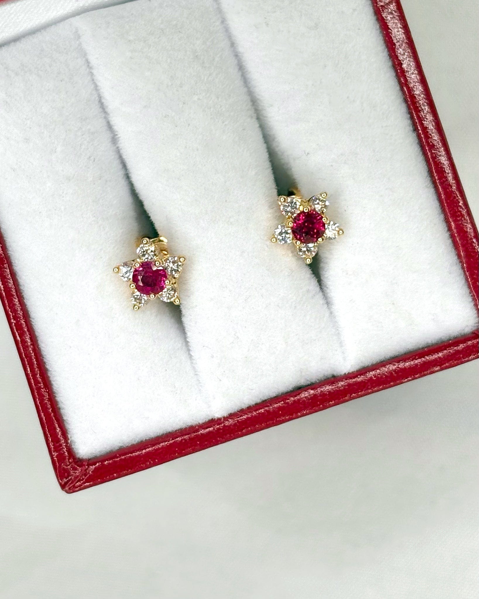 Boucles Marguerite Rubis 0.32 carat &amp; 10 Diamants "Melina" - Elliade Paris