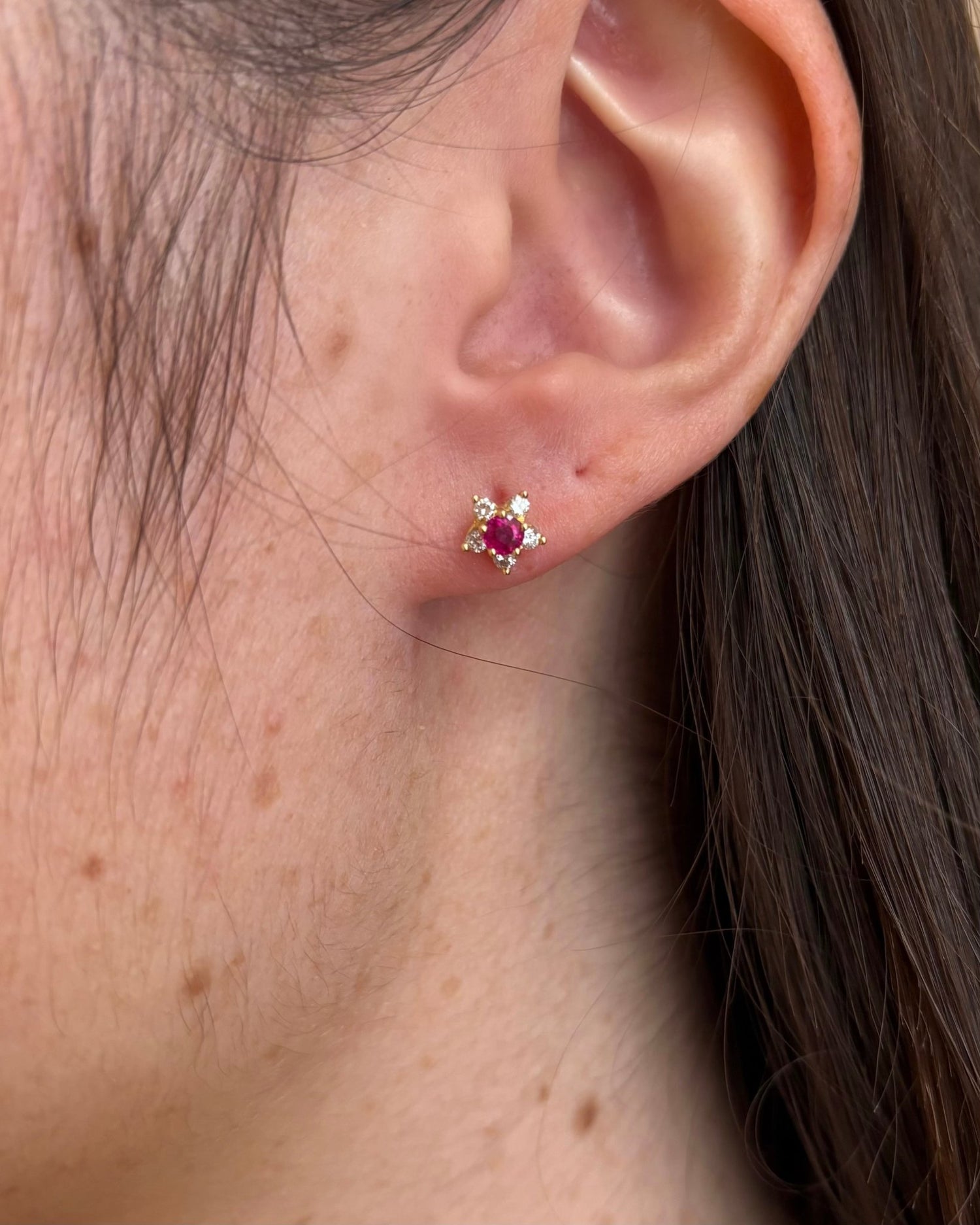 Boucles Marguerite Rubis 0.32 carat &amp; 10 Diamants &quot;Melina&quot; - Elliade Paris