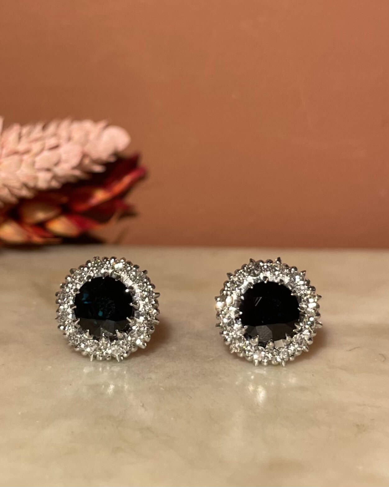 Boucles Marguerite Saphir 2.80 carats &amp; 24 Diamants 0.48 carat "Hailee" - Elliade Paris