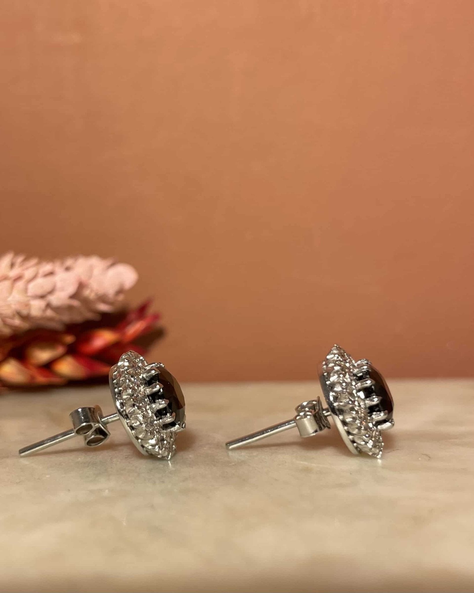 Boucles Marguerite Saphir 2.80 carats &amp; 24 Diamants 0.48 carat "Hailee" - Elliade Paris