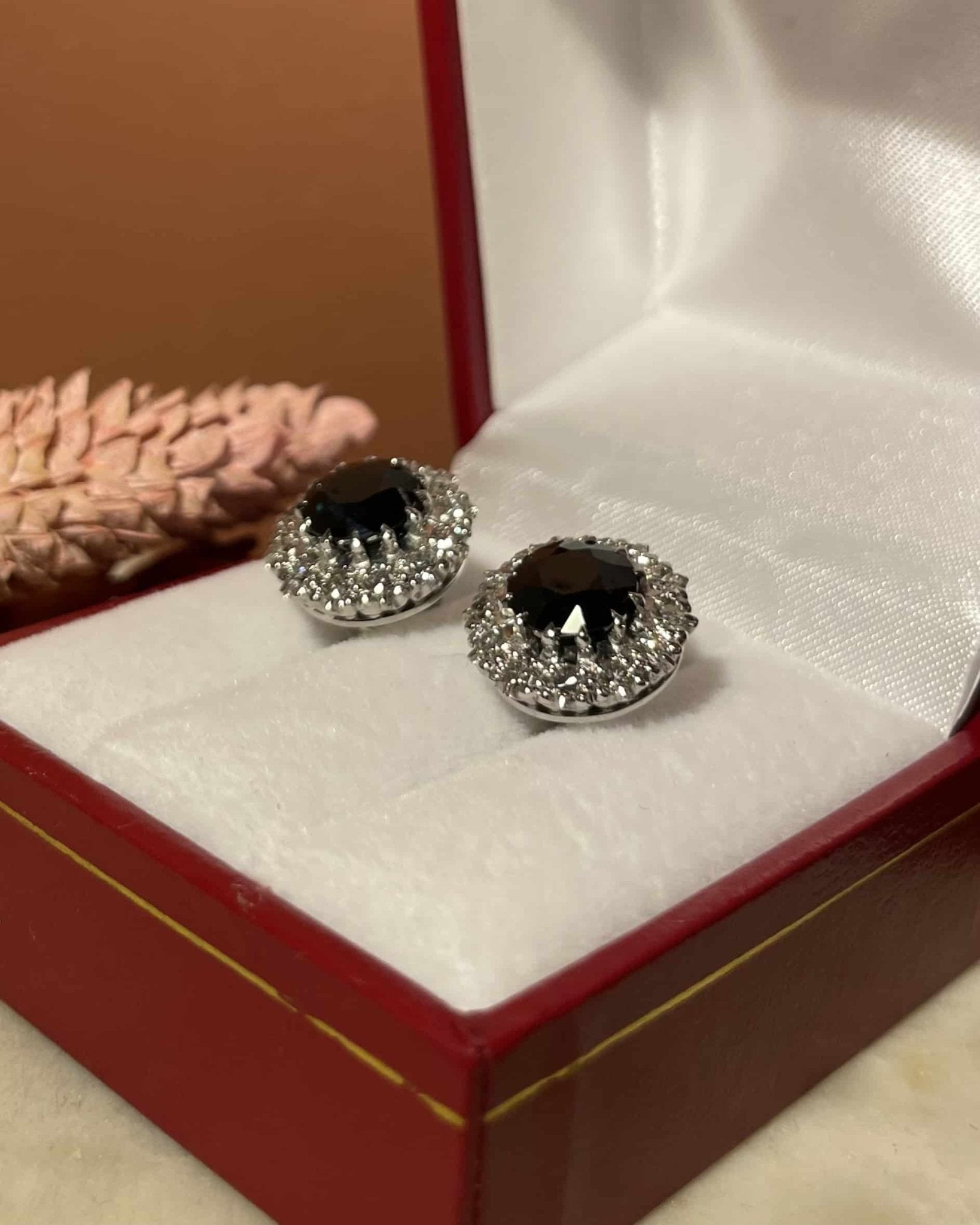 Boucles Marguerite Saphir 2.80 carats &amp; 24 Diamants 0.48 carat "Hailee" - Elliade Paris