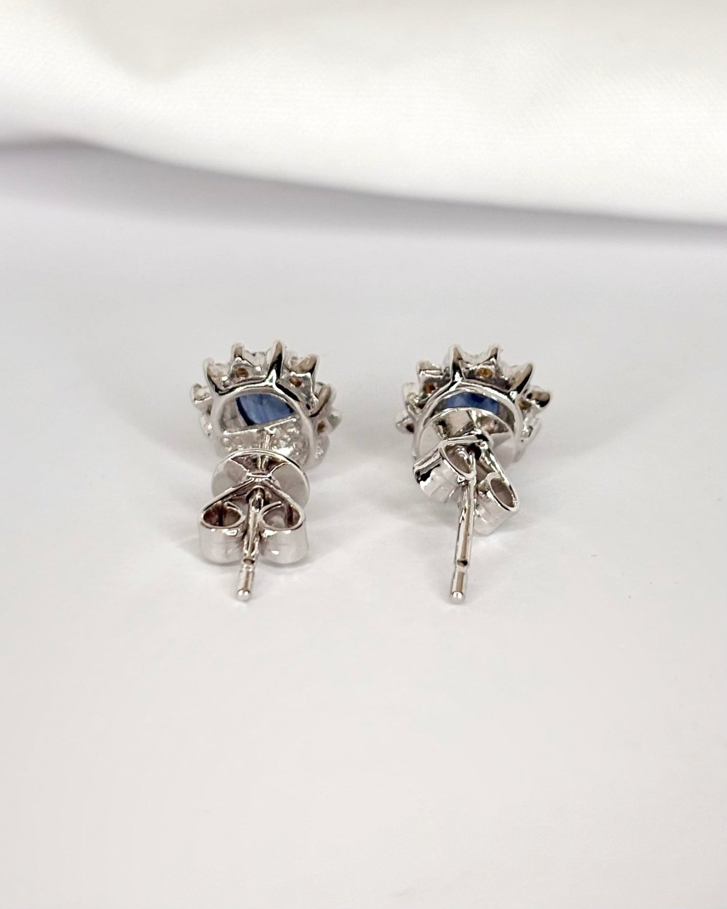 Boucles Marguerite Saphirs 0.72 carat &amp; Diamants 0.36 carat "Salomé" - Elliade Paris